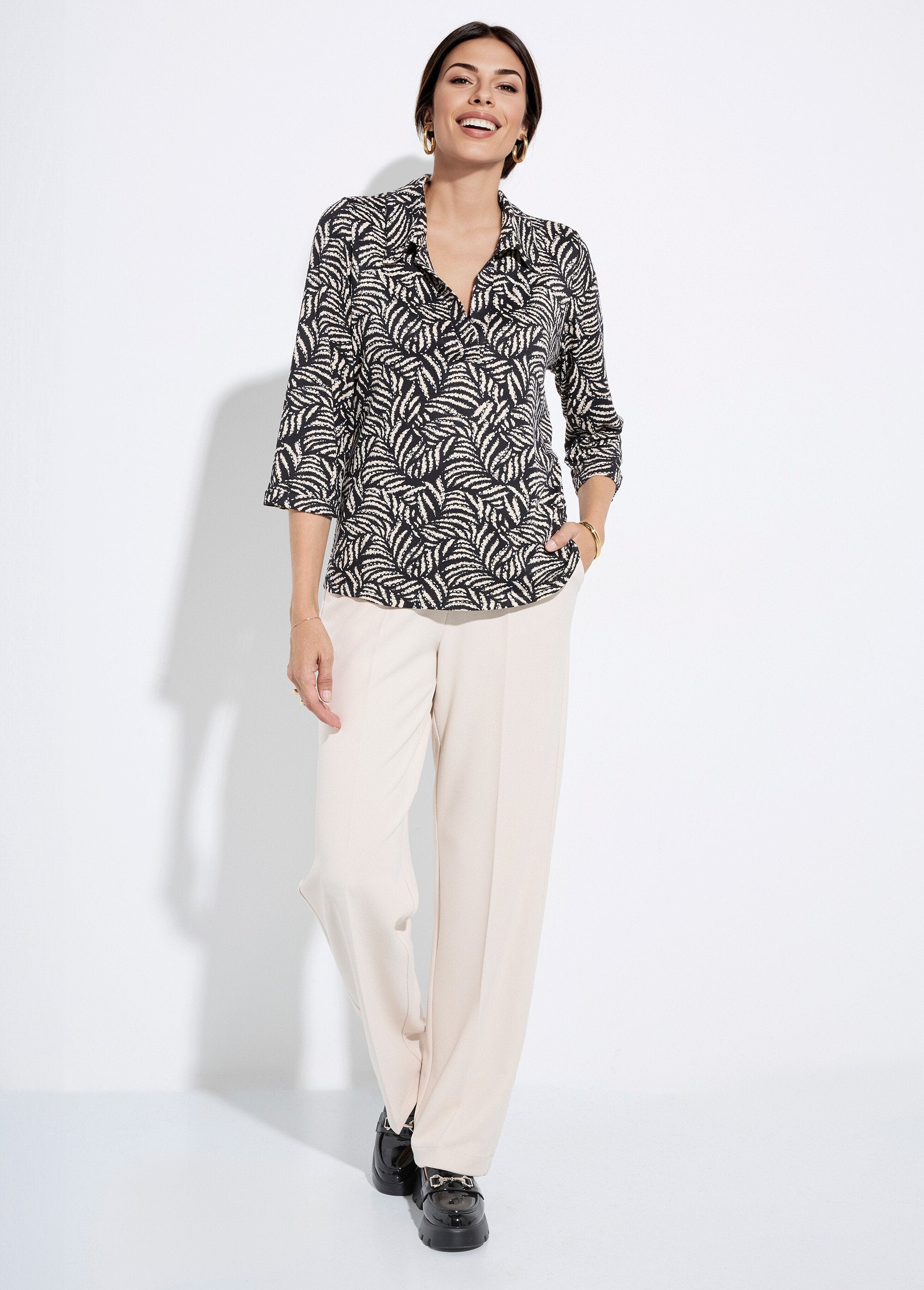 Blusa_de_hojas_fluidas_con_cuello_sastre_Negro_y_crudo_SF1_slim