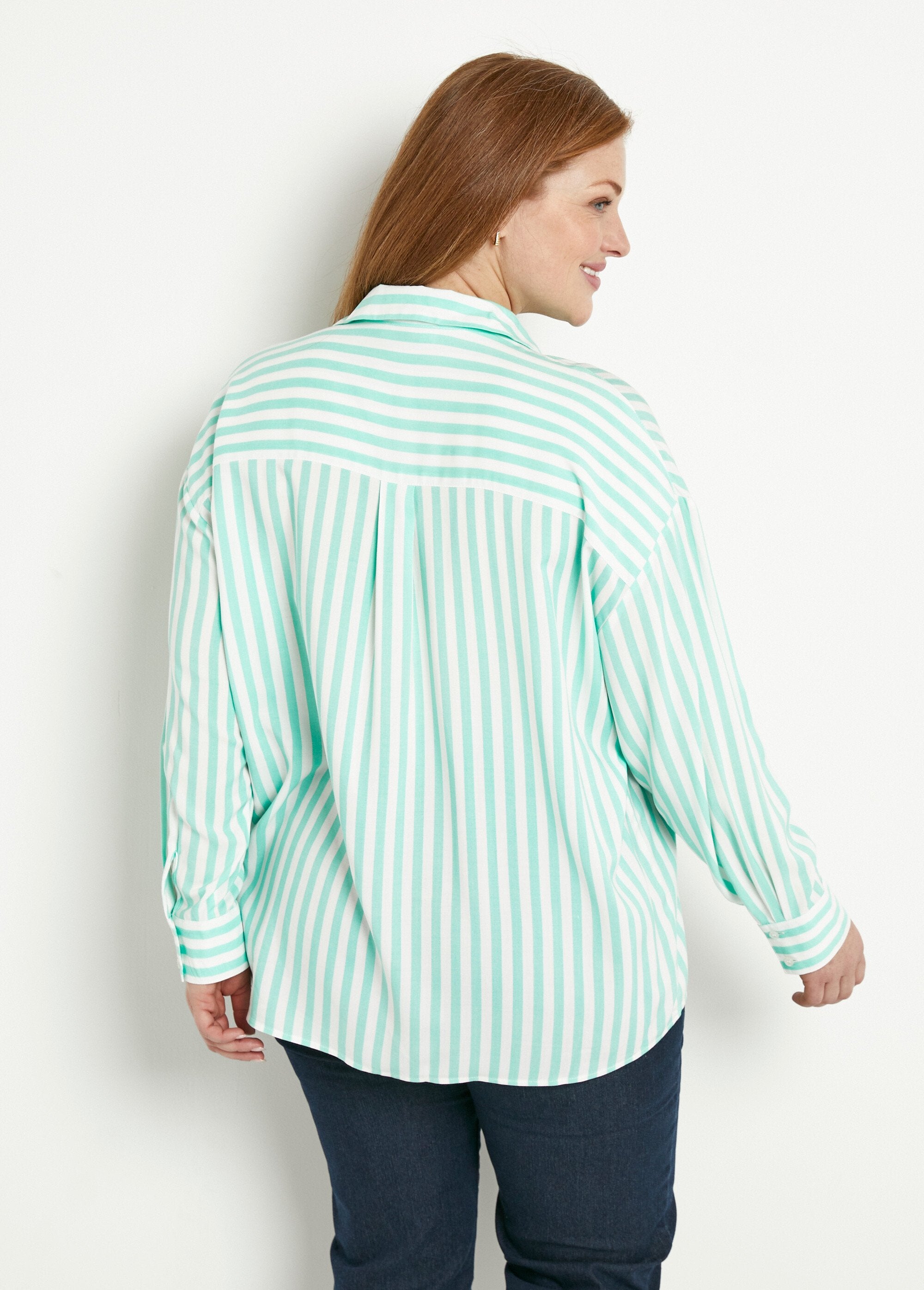 Blusa_larga_fluida_de_rayas_con_manga_larga_verde_y_blanco_DO1_curvy