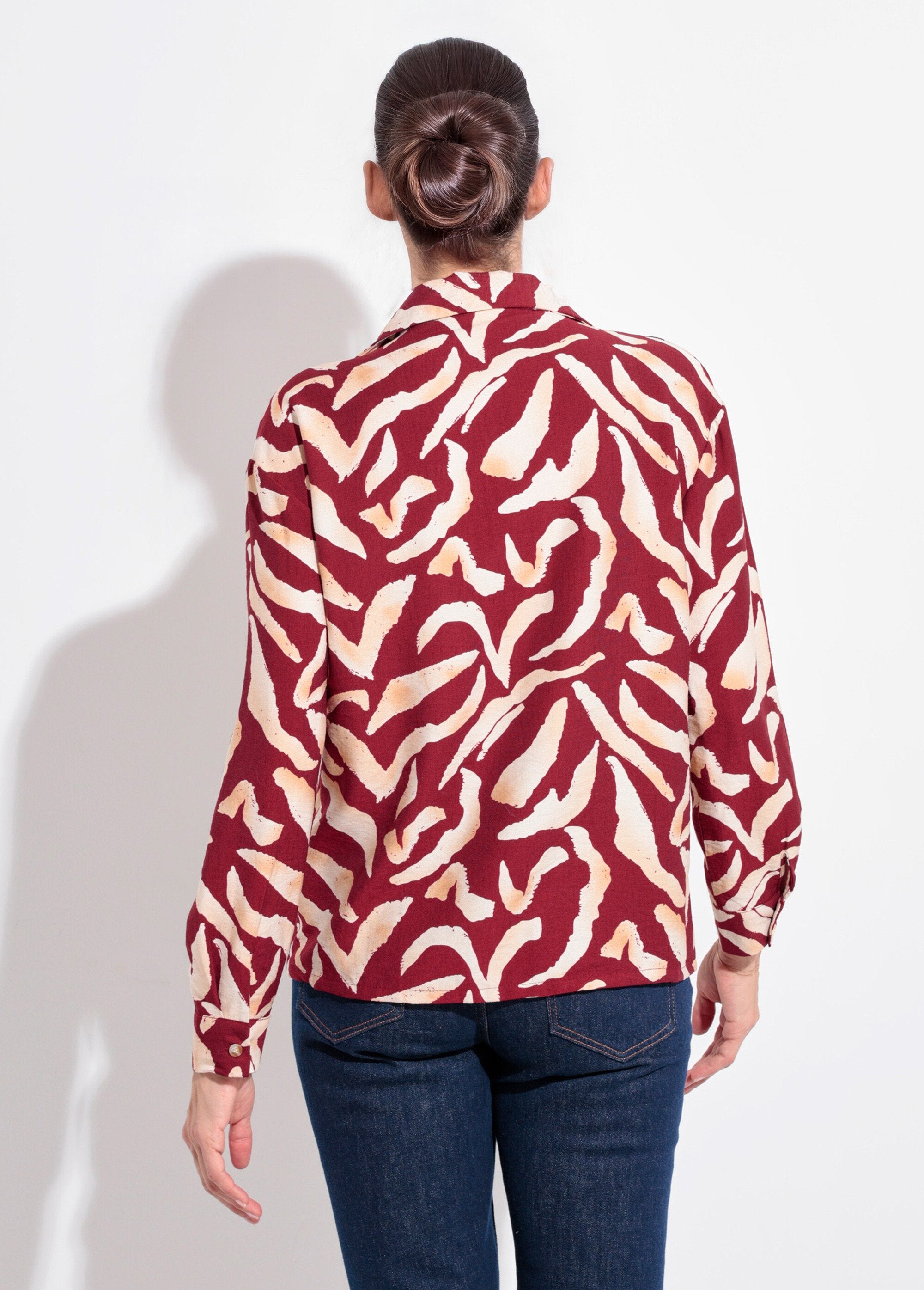 Blusa_con_estampado_gráfico_y_cuello_sastre_Burdeos_y_crudo_DO1_slim