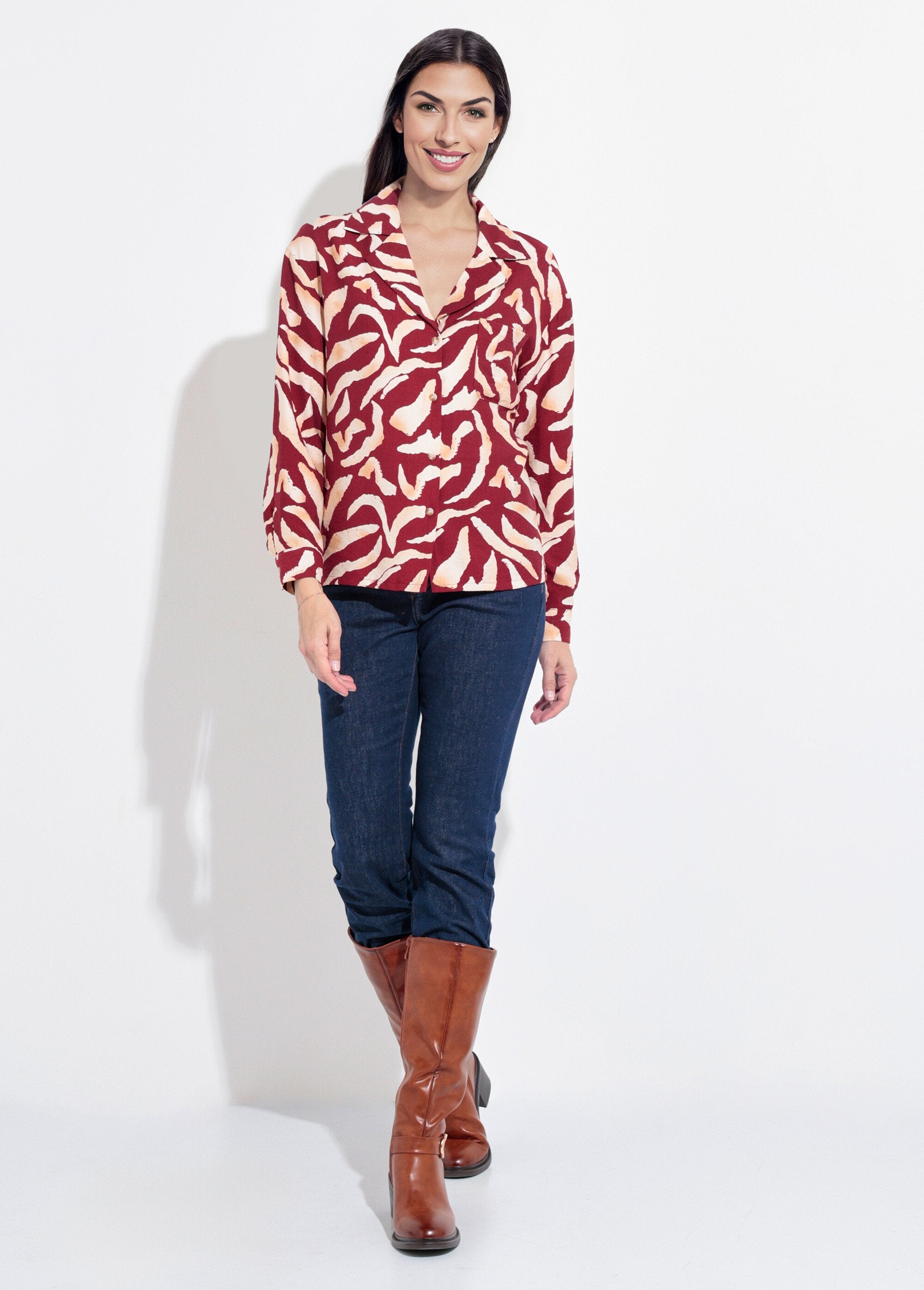 Blusa_con_estampado_gráfico_y_cuello_sastre_Burdeos_y_crudo_SF1_slim