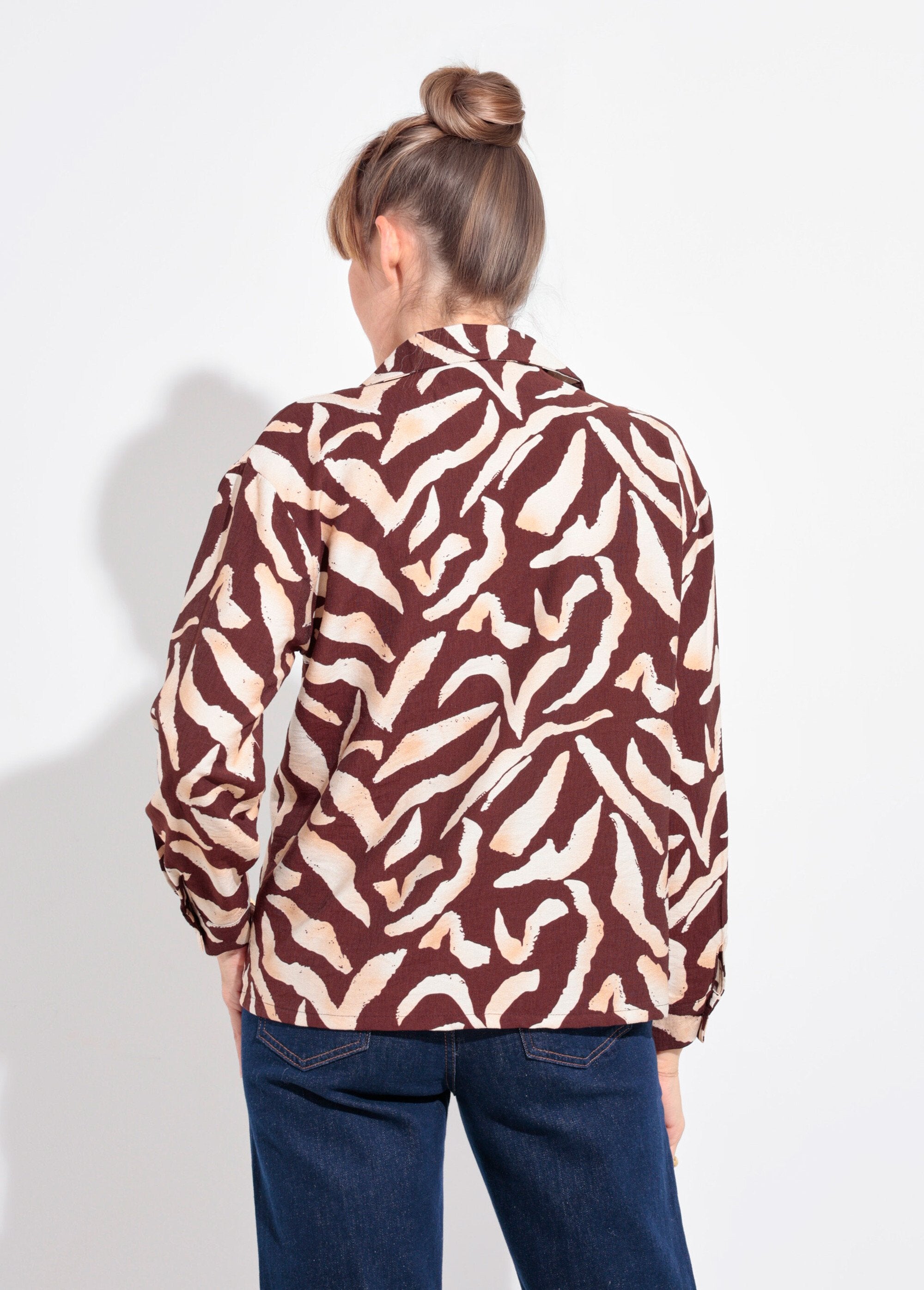 Blusa_con_estampado_gráfico_y_cuello_sastre_Marrón_y_crudo_DO1_slim