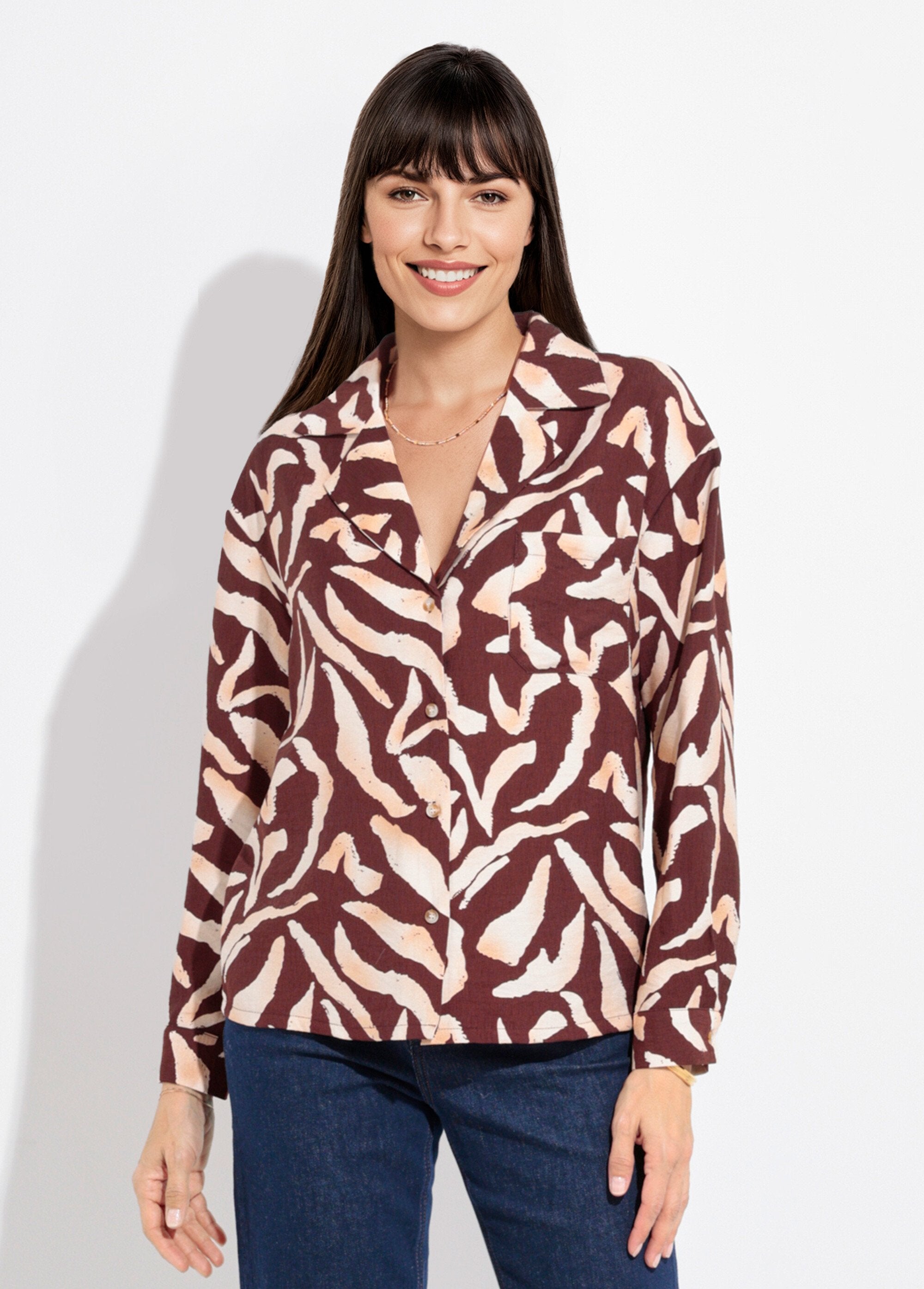 Blusa_con_estampado_gráfico_y_cuello_sastre_Marrón_y_crudo_FA1_slim