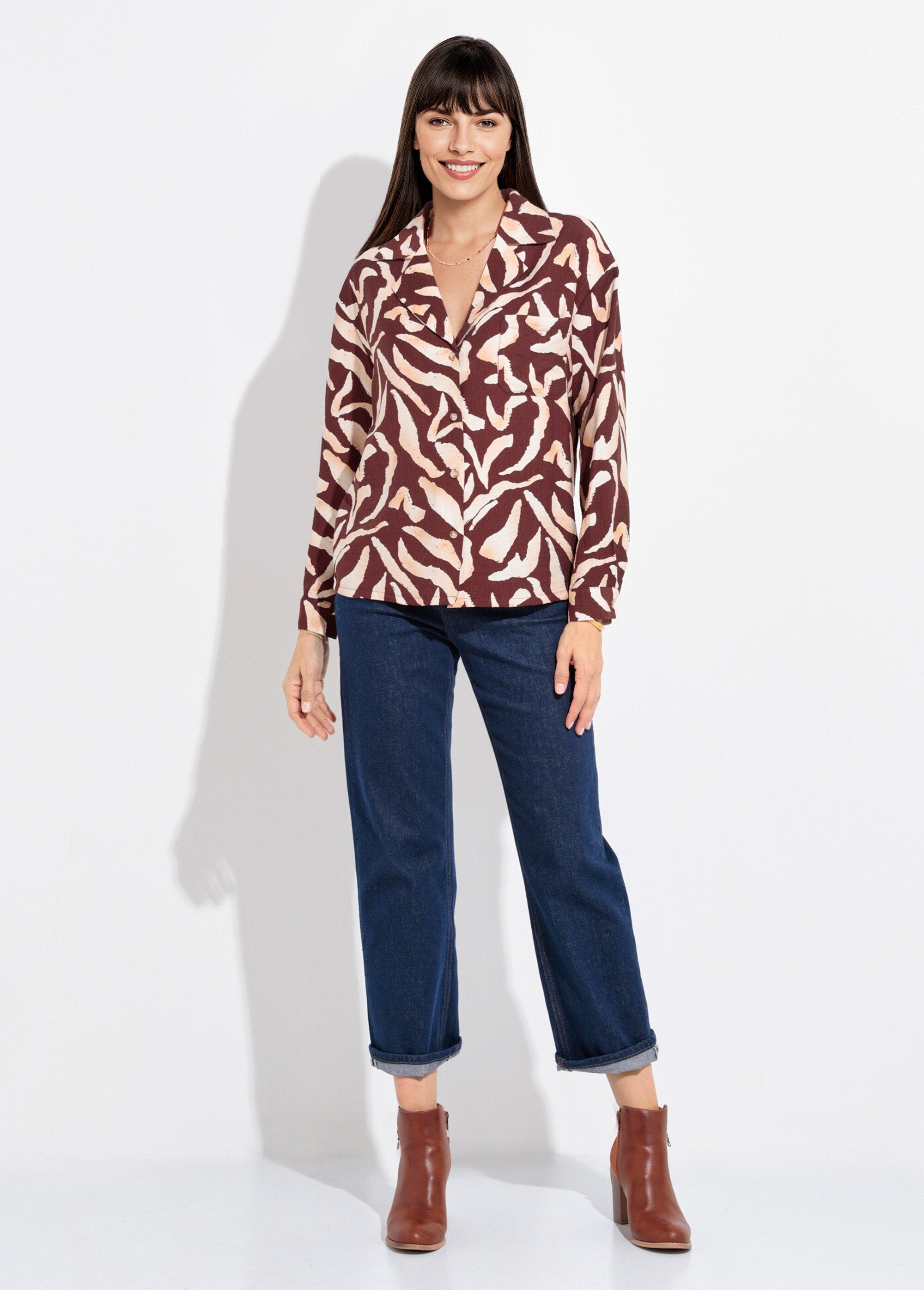 Blusa_con_estampado_gráfico_y_cuello_sastre_Marrón_y_crudo_SF1_slim
