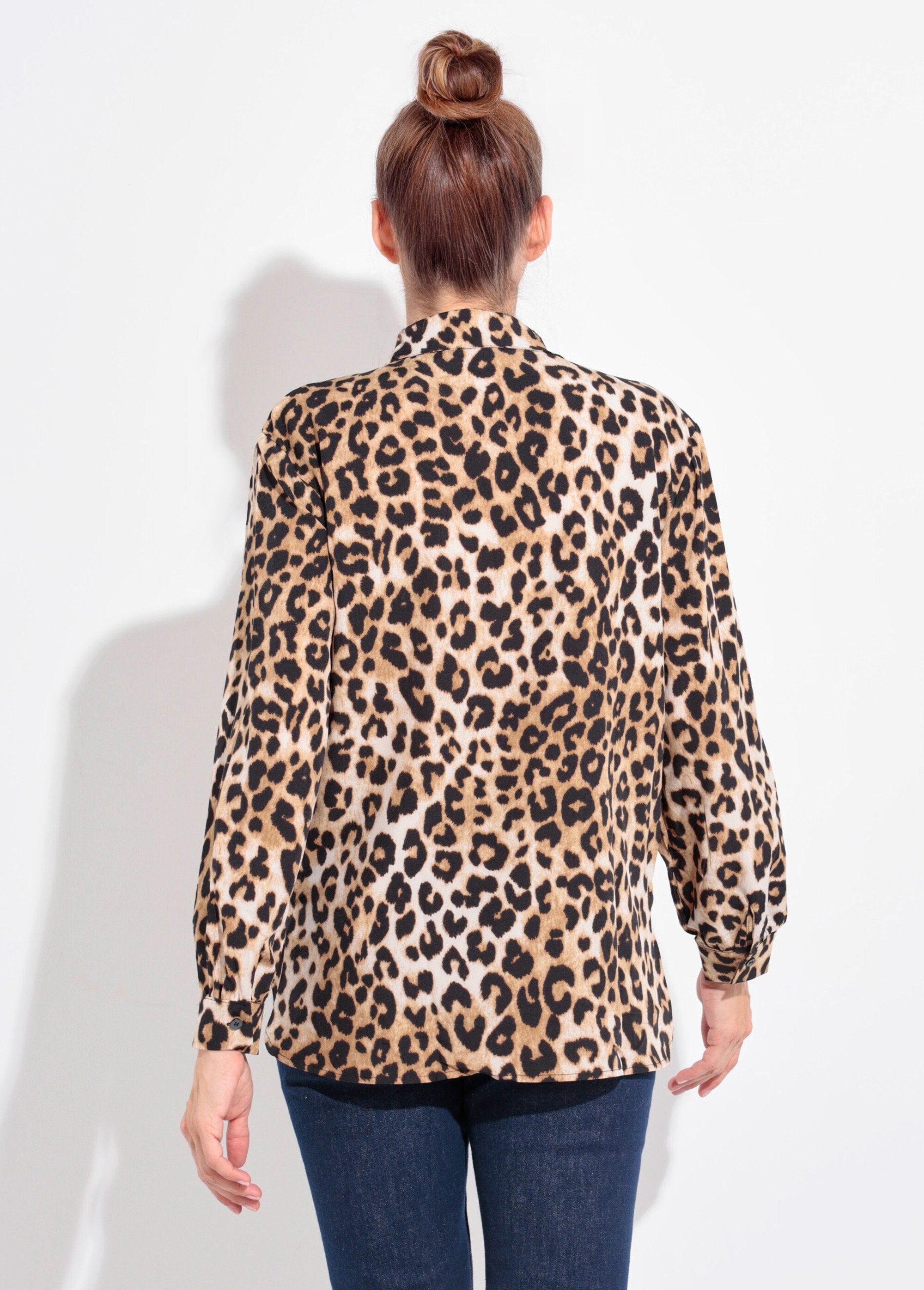 Blusa_fluida_de_leopardo_con_cuello_sastre_Leopardo_DO1_slim