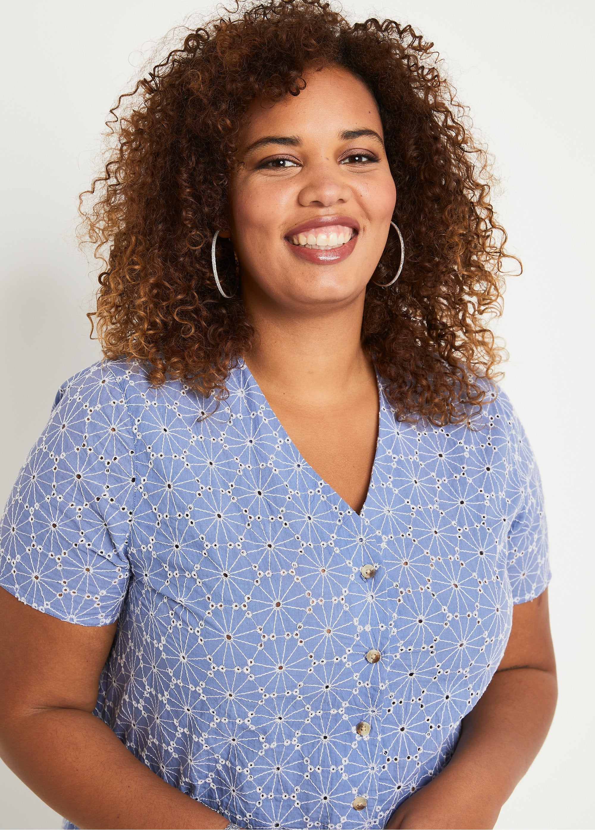 Blusa_larga_bordada_con_cuello_en_V_Azul_y_blanco_DE1_curvy