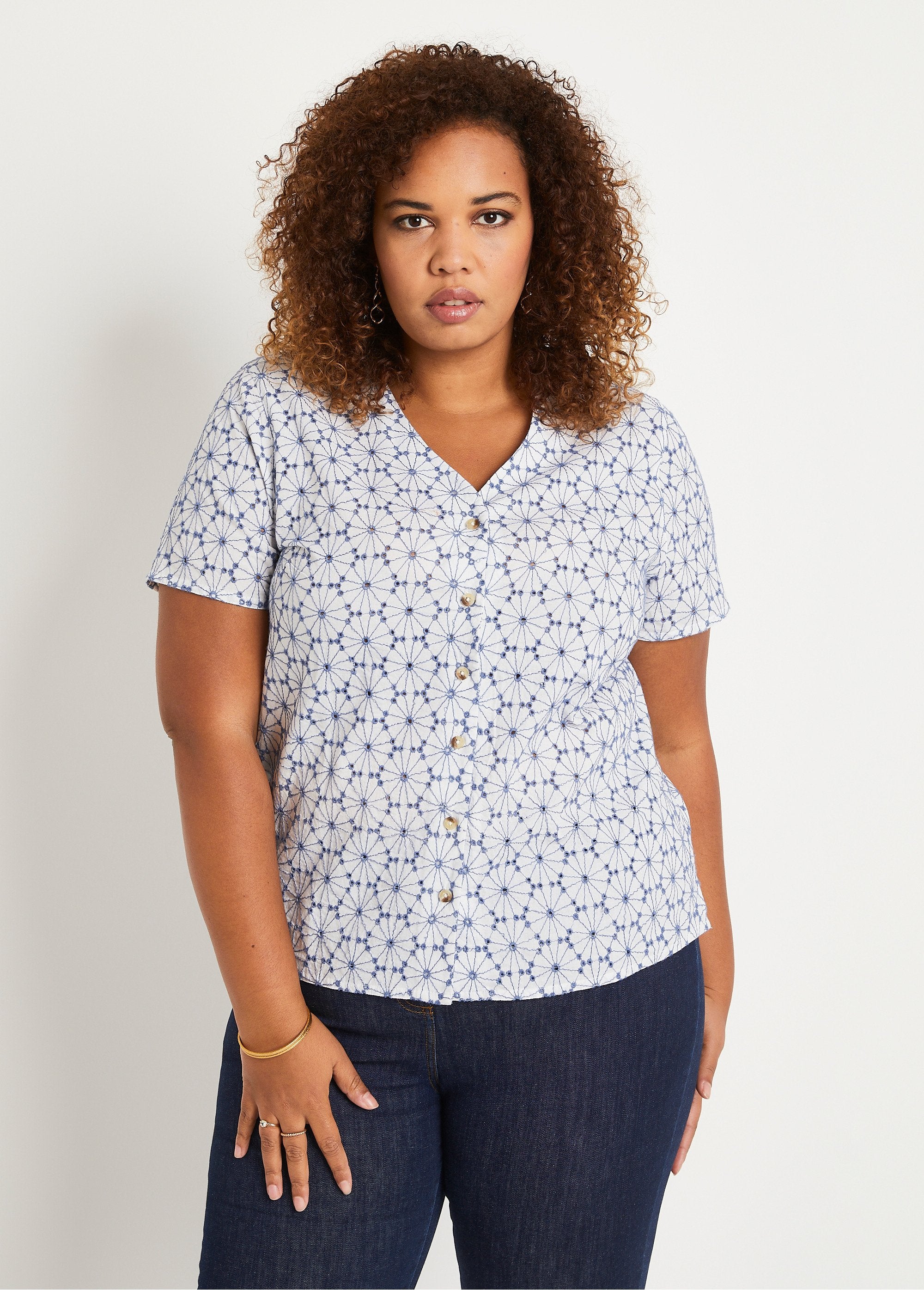 Blusa_larga_bordada_con_cuello_en_V_blanco_y_azul_FA1_curvy