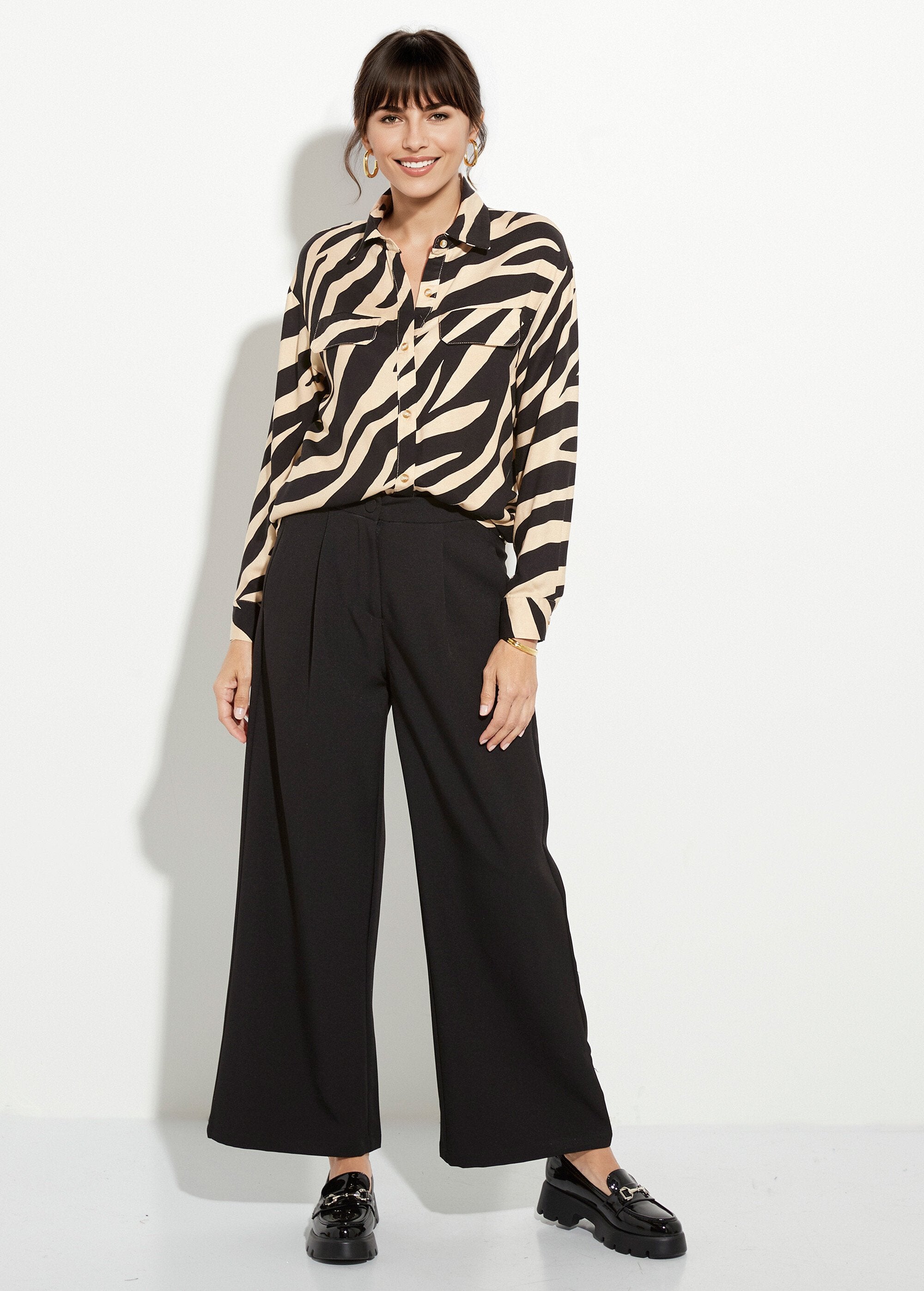 Blusa_con_estampado_de_cebra_y_bolsillos_con_solapa_Negro_y_beige_SF1_slim