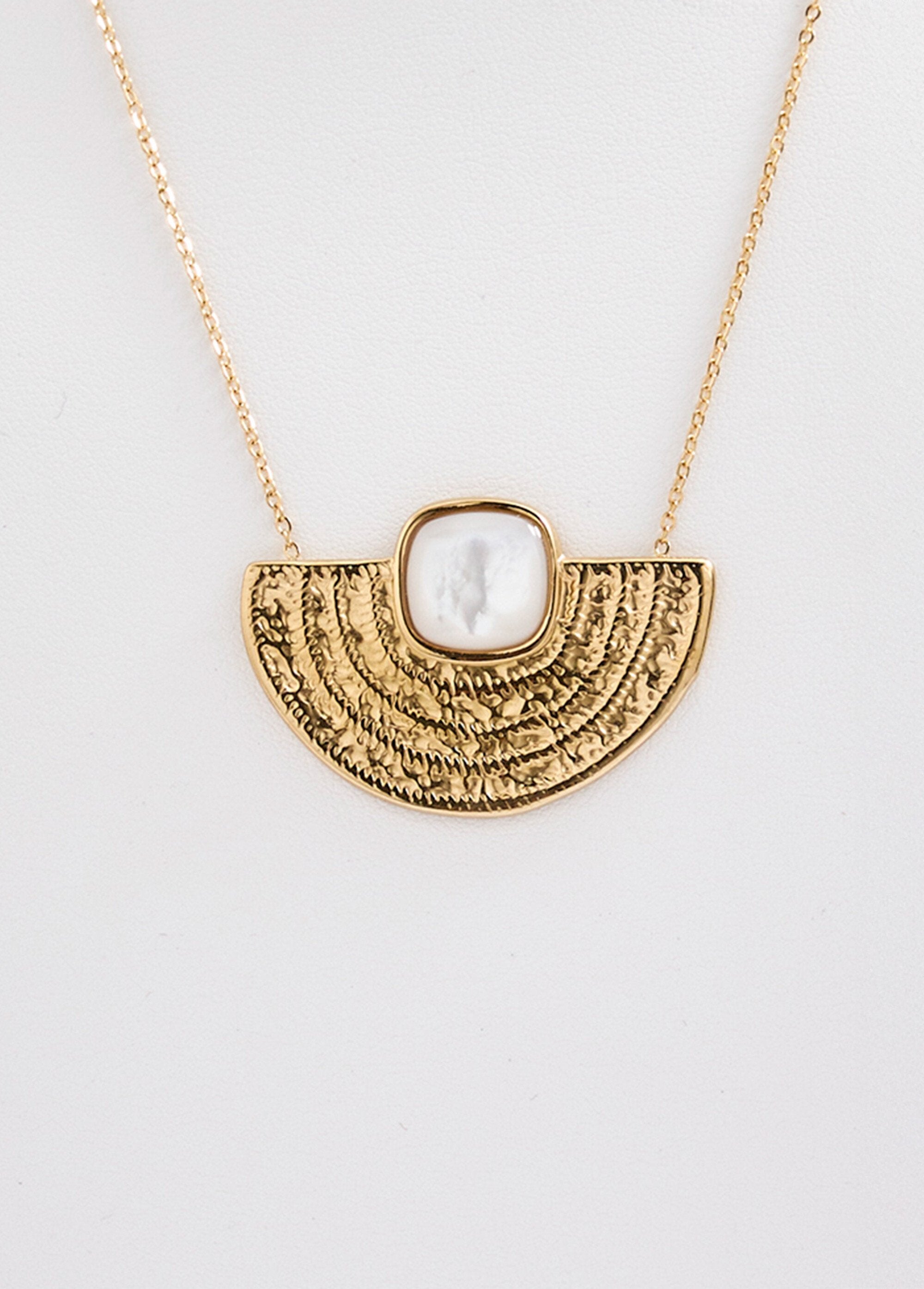Collier_avec_pendentif_acier_inoxydable_doré_et_nacre_Dore_et_blanc_DE1_slim