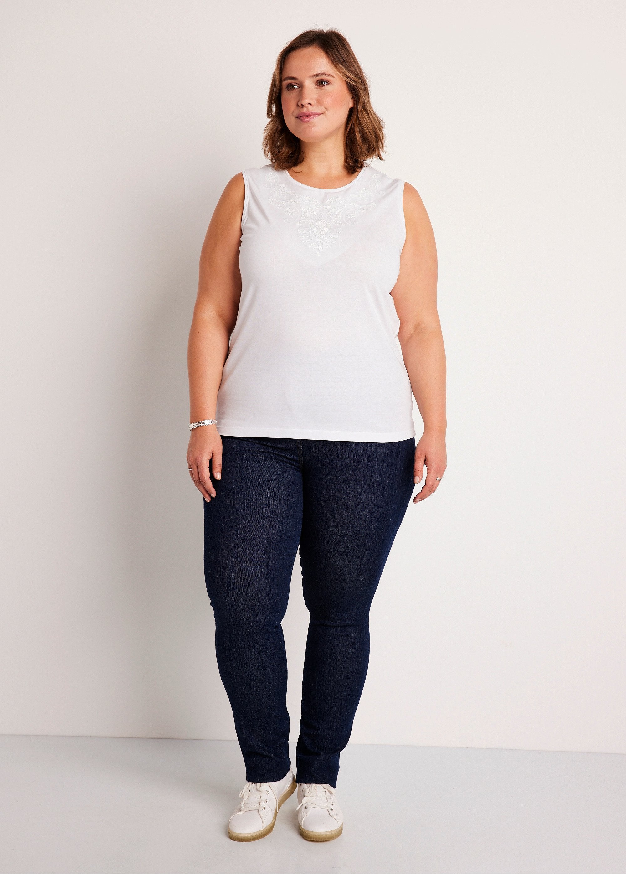 Camiseta_corta_de_tirantes_lisa_bordada_con_lentejuelas_Blanco,_Blanca_SF1_curvy