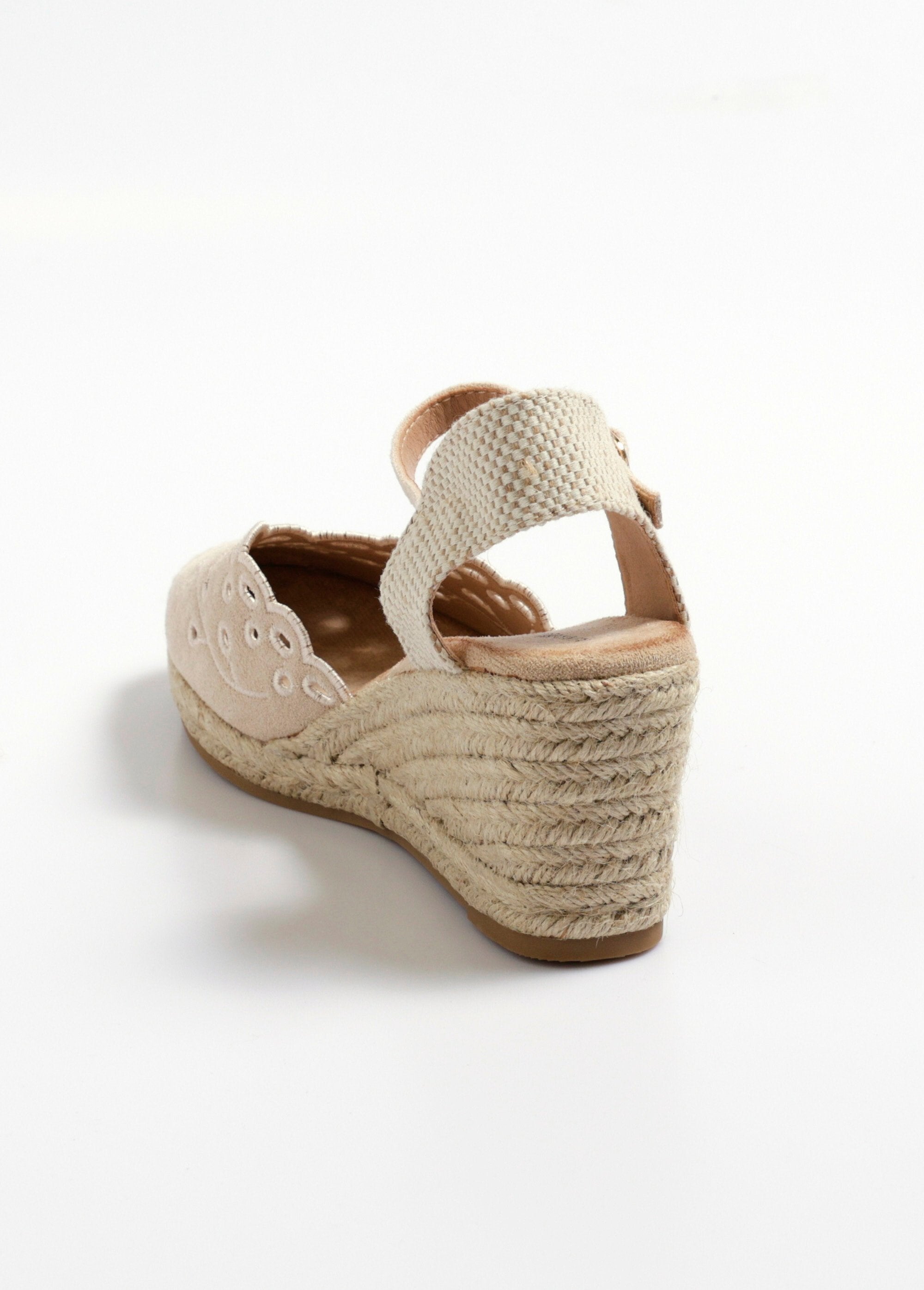 Alpargatas_de_cuña_con_detalles_calados_Beige_DO1_slim