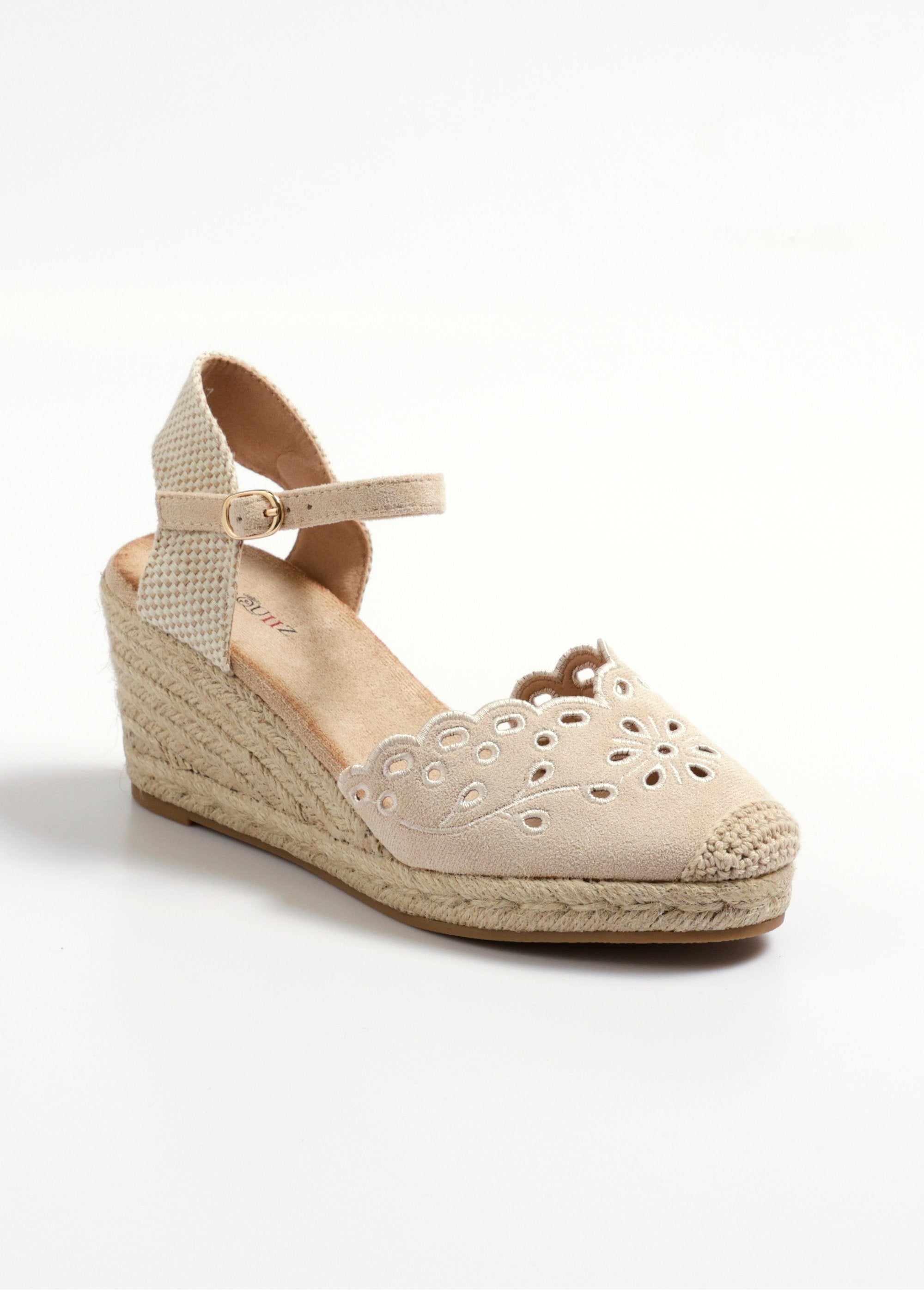 Alpargatas_de_cuña_con_detalles_calados_Beige_FA1_slim