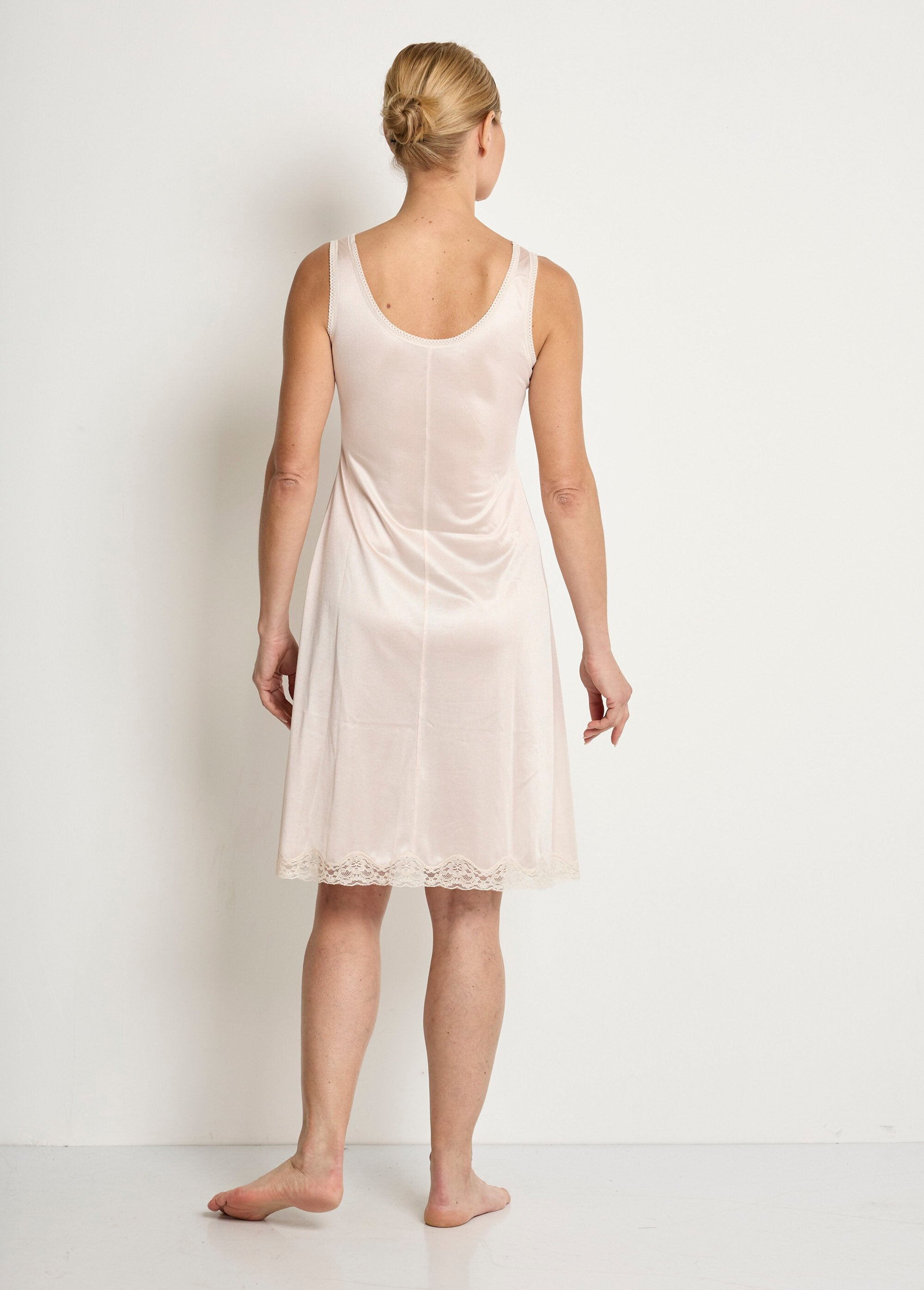 Vestido_lencero_antiestático_de_encaje_Calais_Rosa_DO1_slim