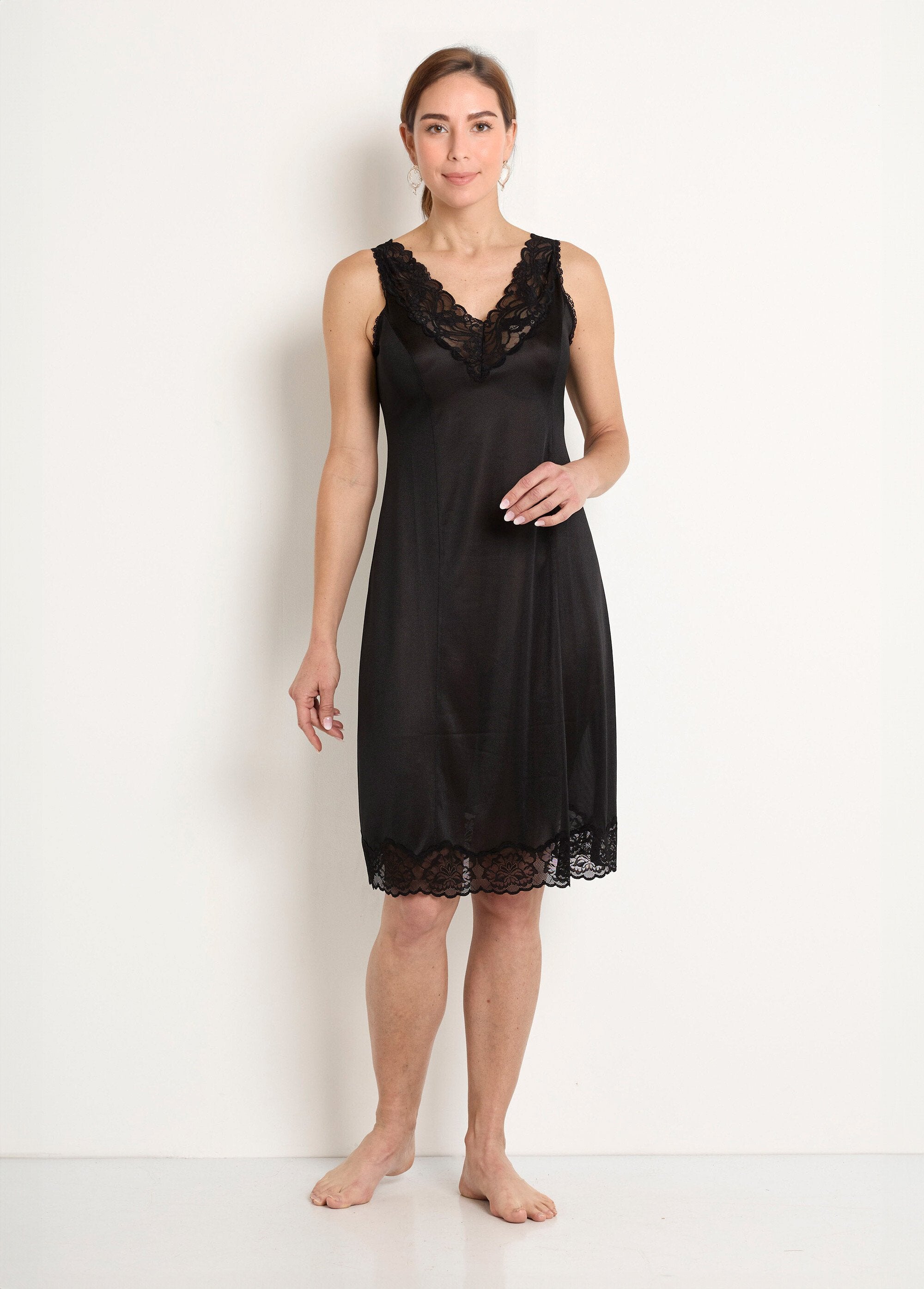 Vestido_lencero_de_satén_y_encaje_antiestático_Negro_FA1_slim