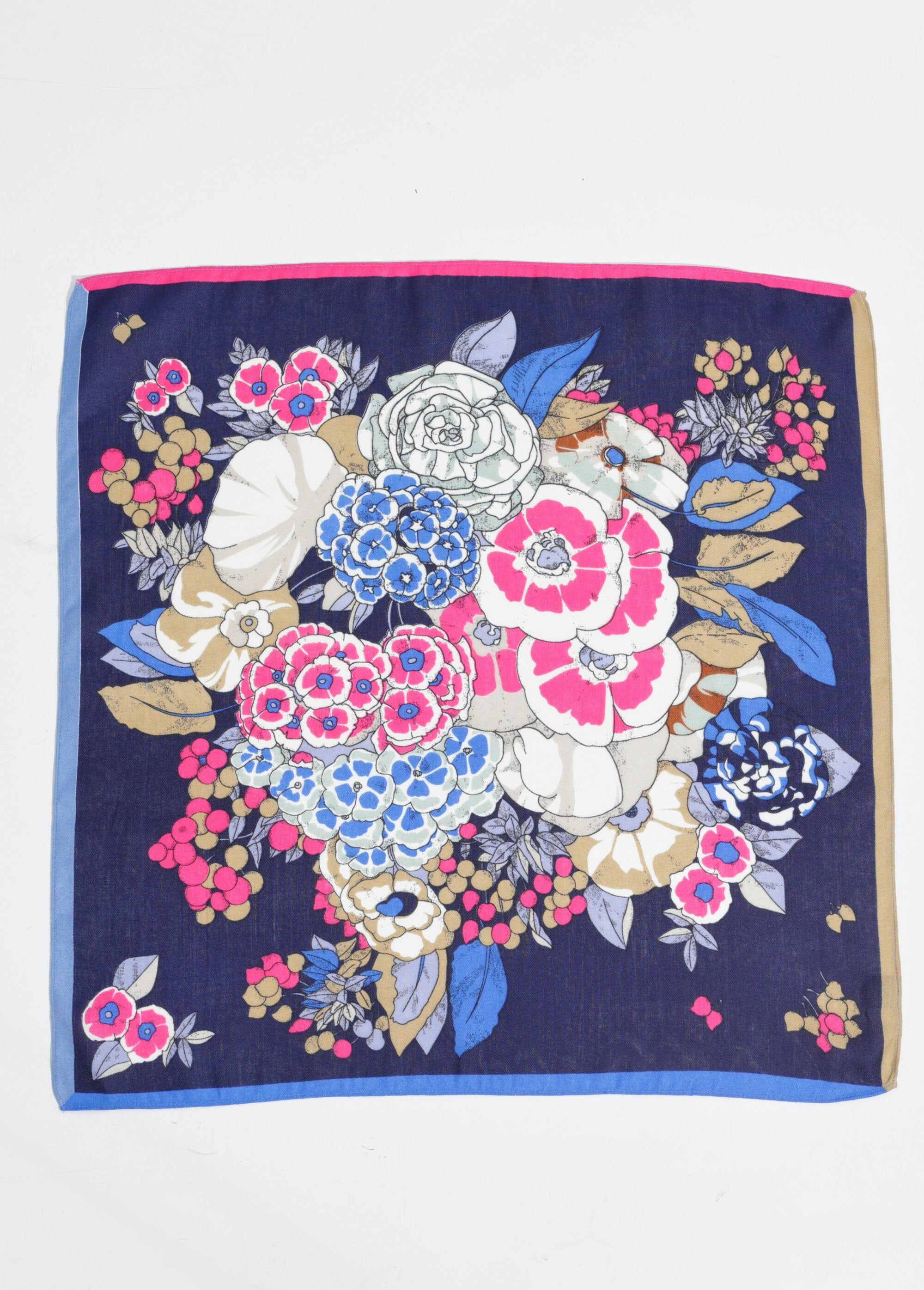 Pañuelo_cuadrado_con_motivo_floral_de_camelia_Azul_marino_y_rosa_DE1_slim