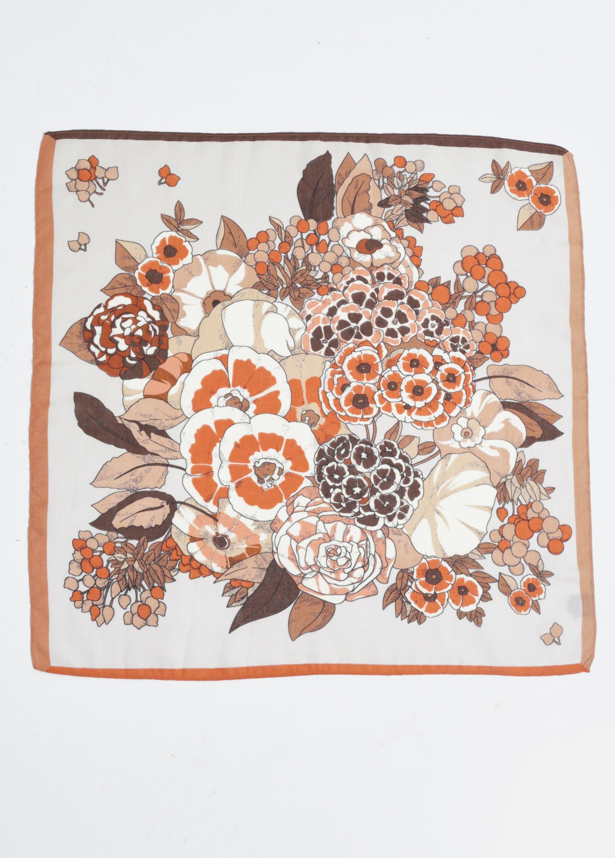 Pañuelo_cuadrado_con_motivo_floral_de_camelia_Crudo_y_ladrillo_DE1_slim