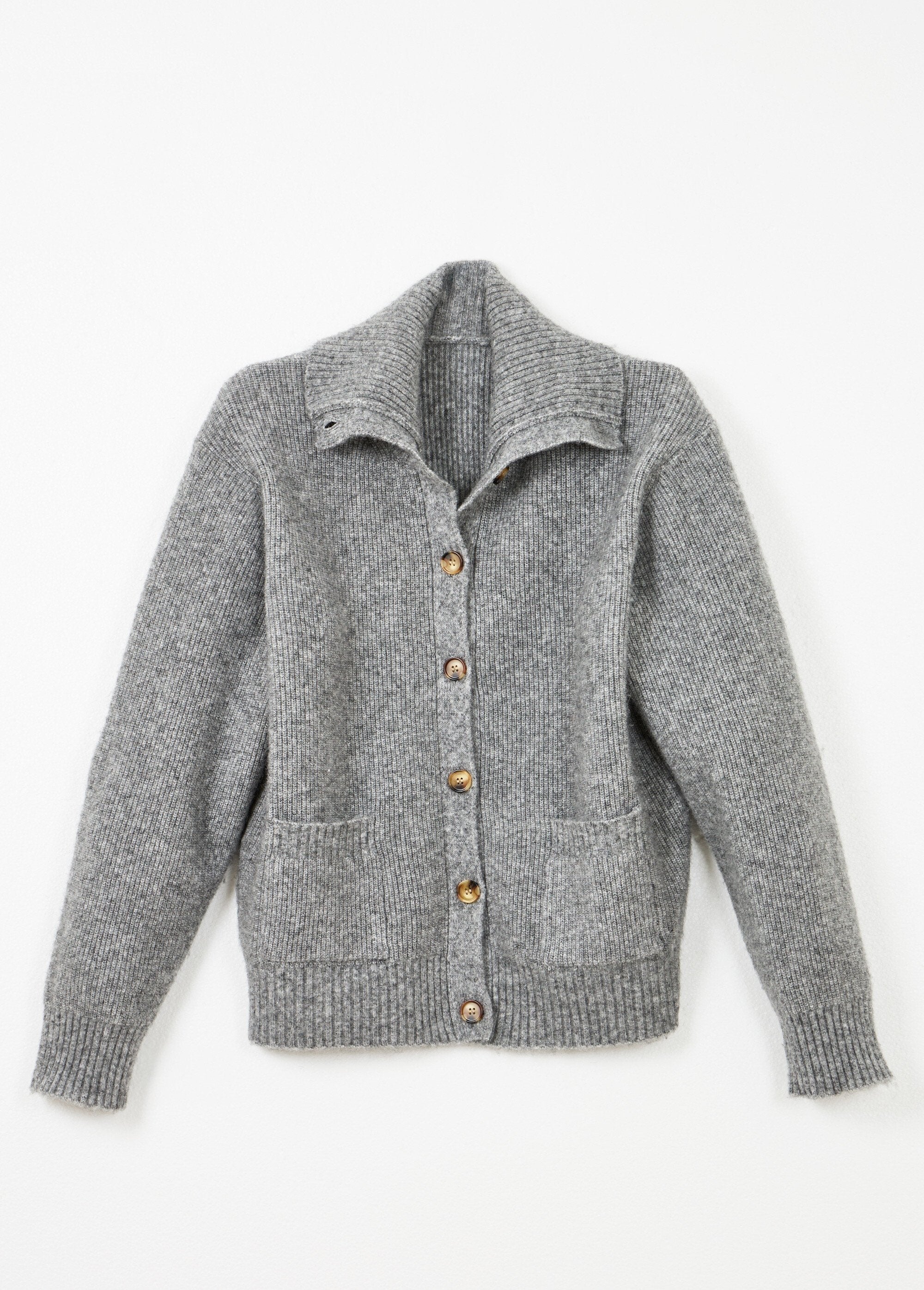 Chaleco_cálido_de_canalé_con_botones,_de_lana_y_fibras_recicladas_Gris_jaspeado_AP1_slim