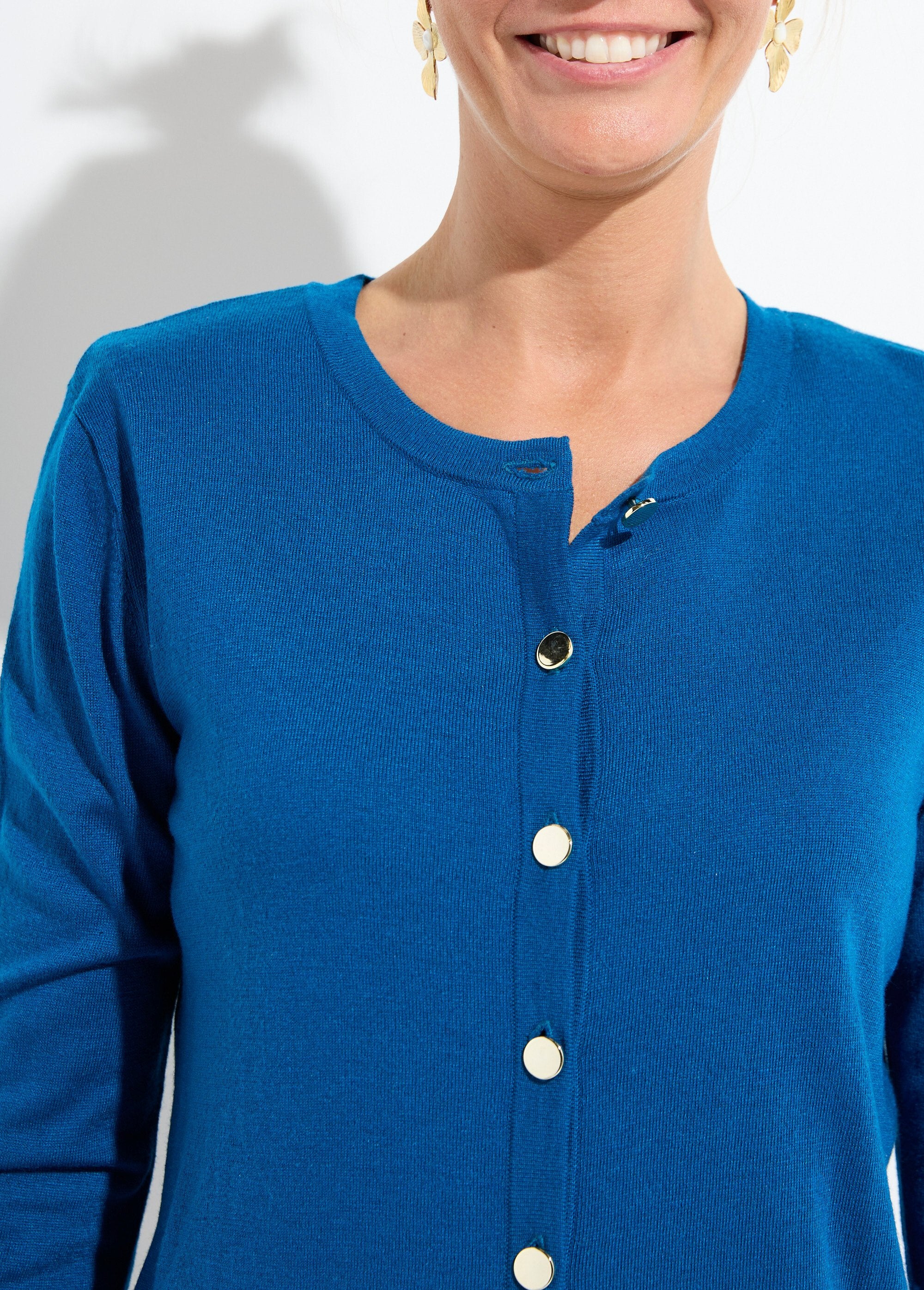 Cárdigan_fino_de_cuello_redondo_abotonado_en_jersey_liso_con_lana_merino_Pato_DE1_slim