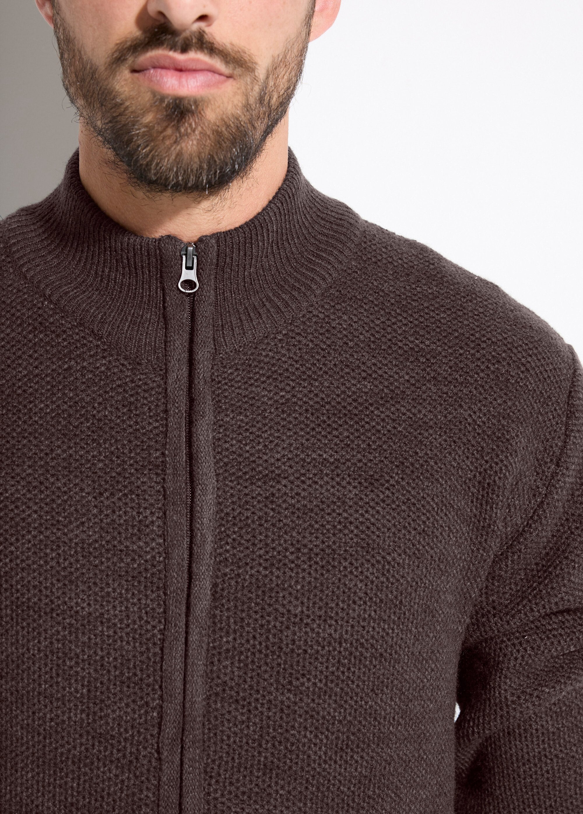 Cárdigan_con_cremallera_y_cuello_alto_en_punto_de_lana_jaspeada_Castaño_DE1_slim