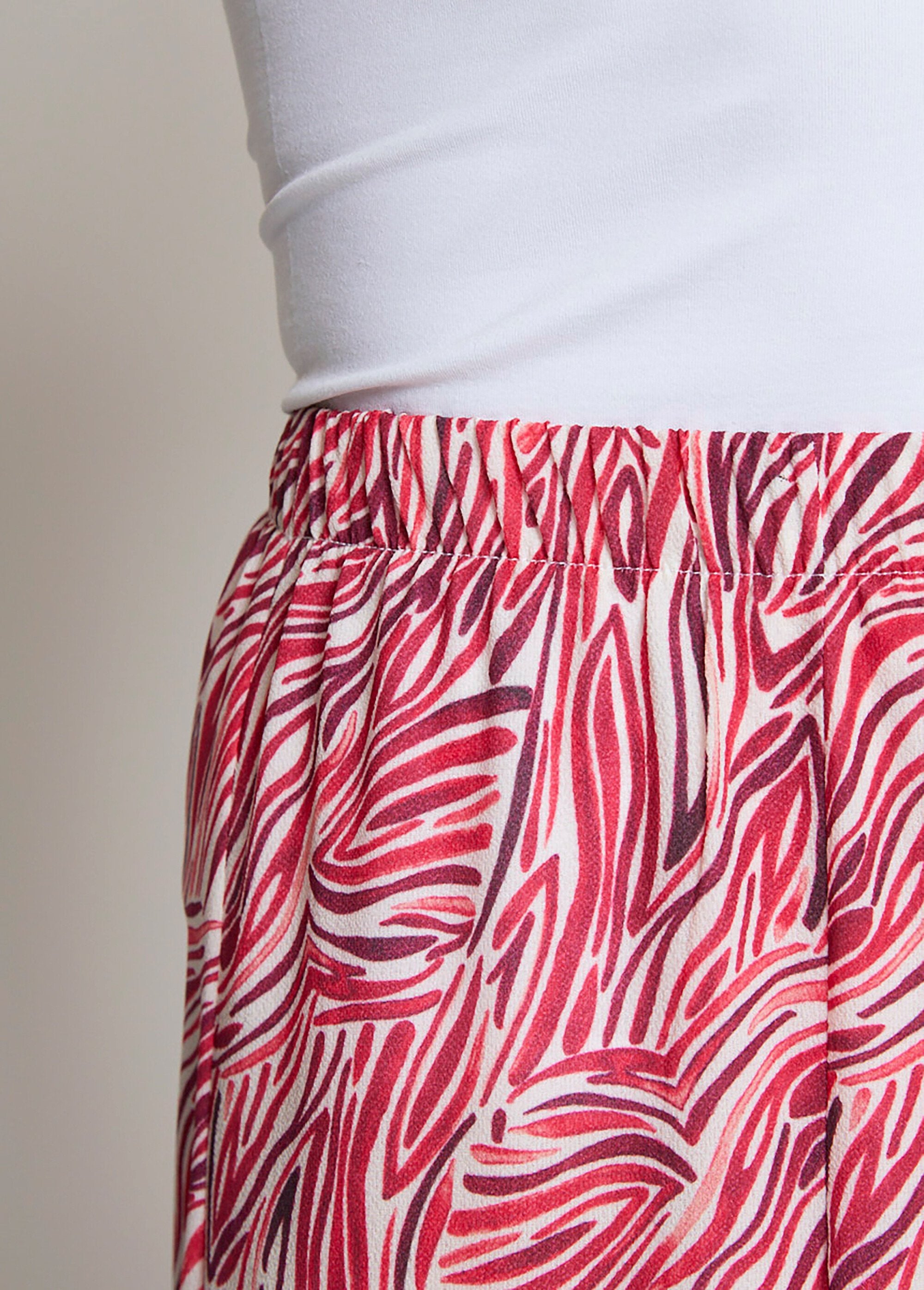 Pantalones_holgados_con_falda_y_cintura_elástica_Estampado_frambuesa_DE1_slim