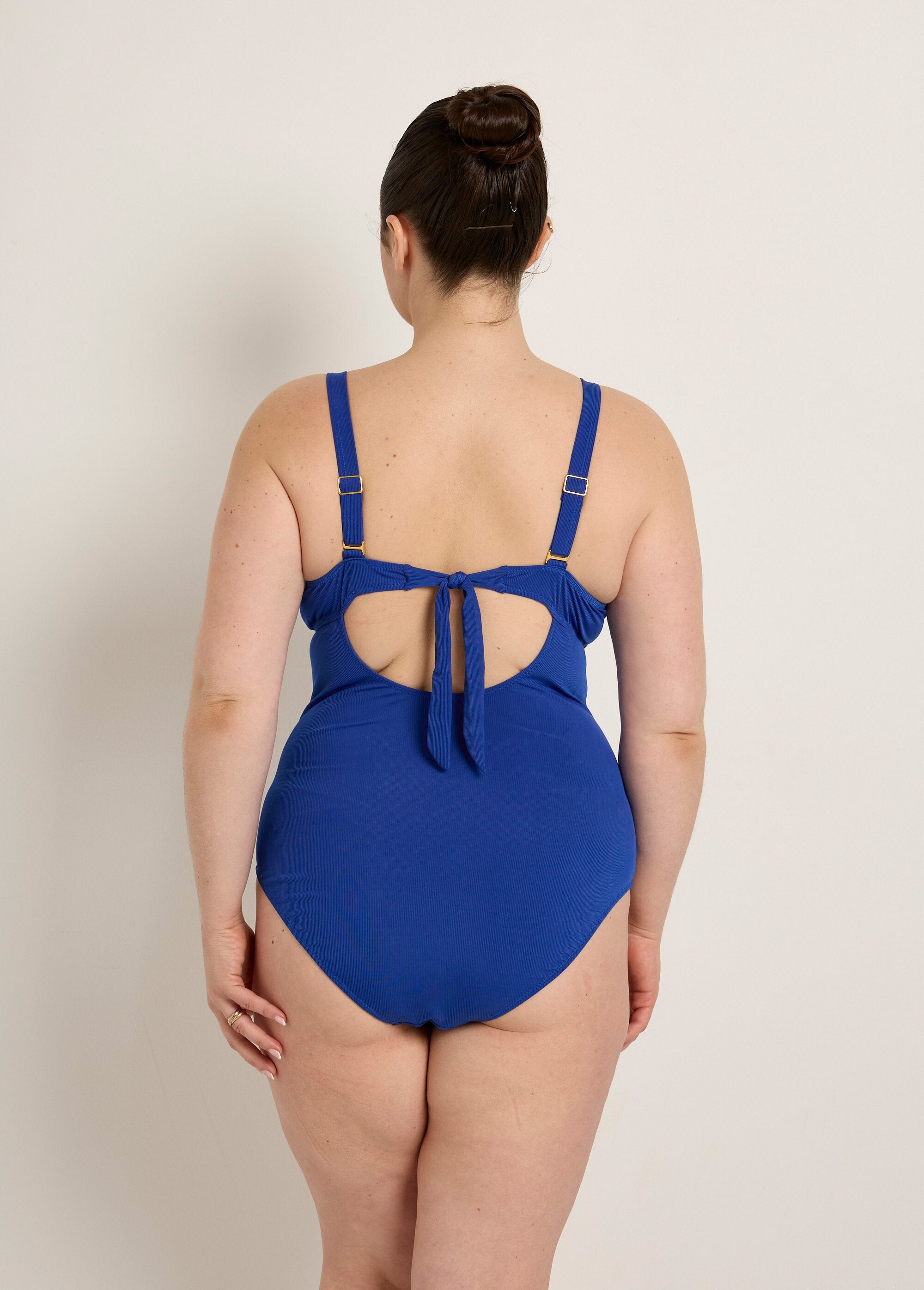 Maillot_de_bain_1_pièce_drapé,_détail_dos_Bleu_dur_DO1_curvy