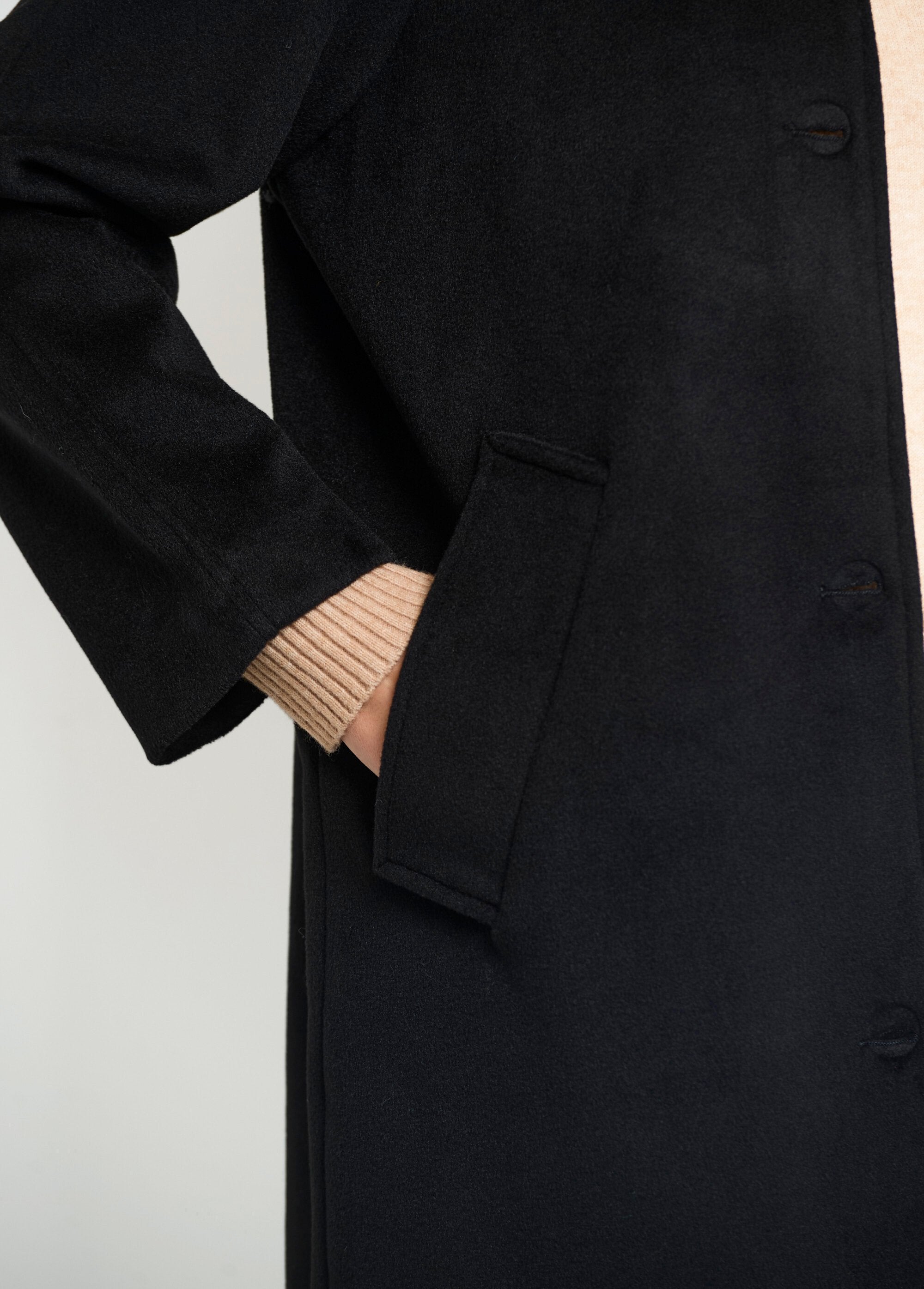 Abrigo_largo_efecto_lana_con_cuello_sastre_Negro_DE2_slim