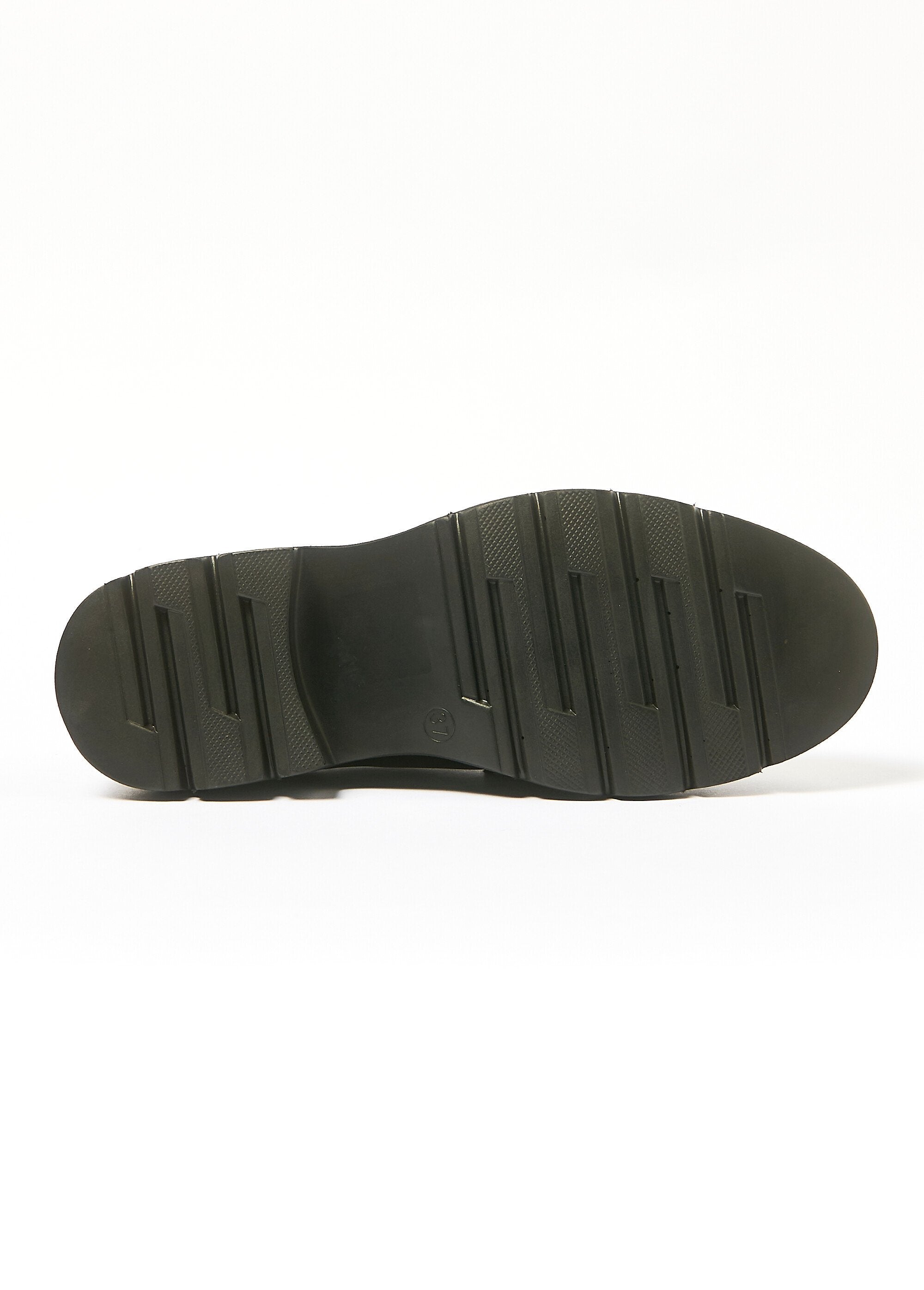 Mocasines_con_suela_dentada_y_punta_metálica_Negro_UN1_slim