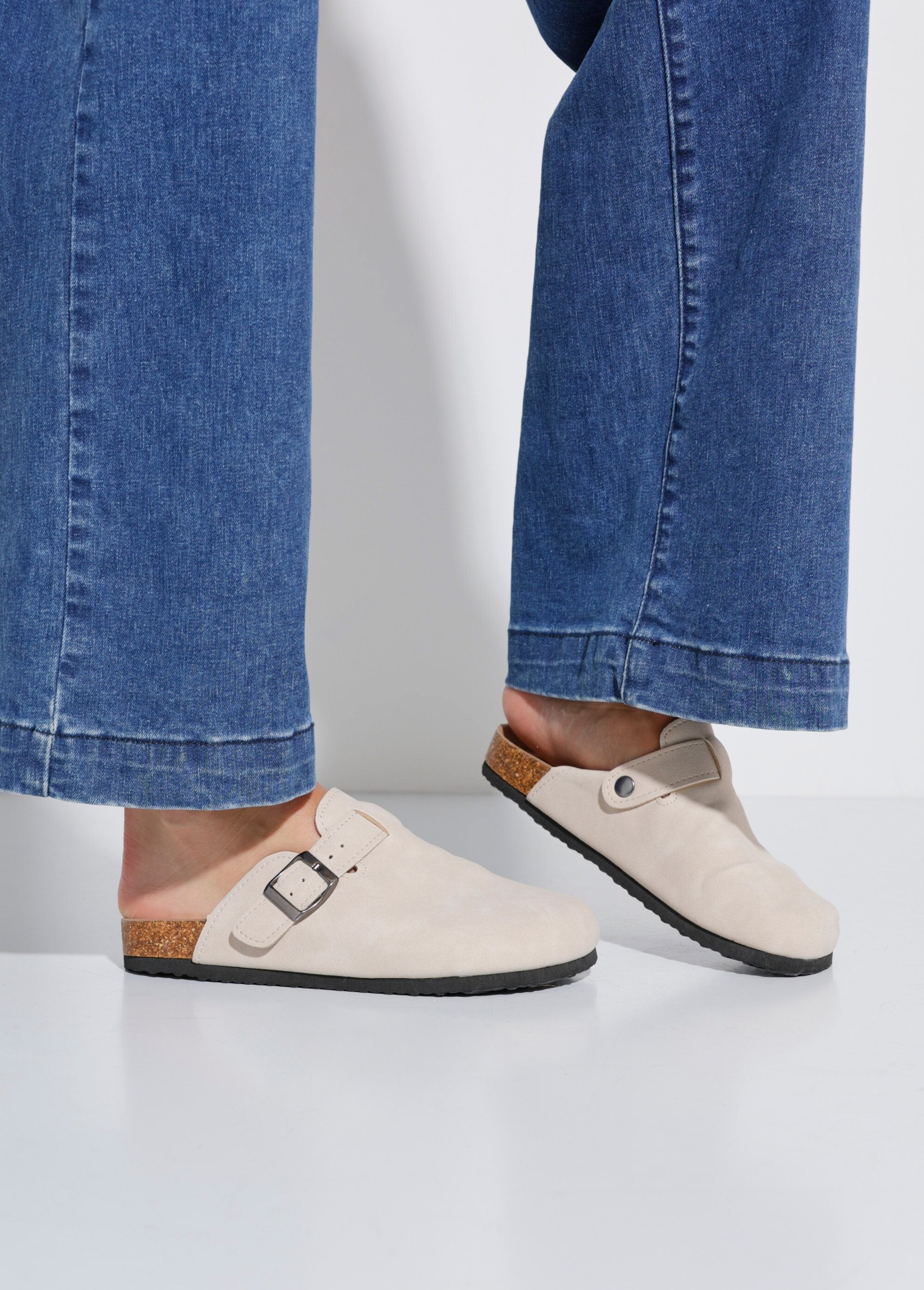 Mules_con_hebilla_y_suela_anatómica_Beige_SF1_slim