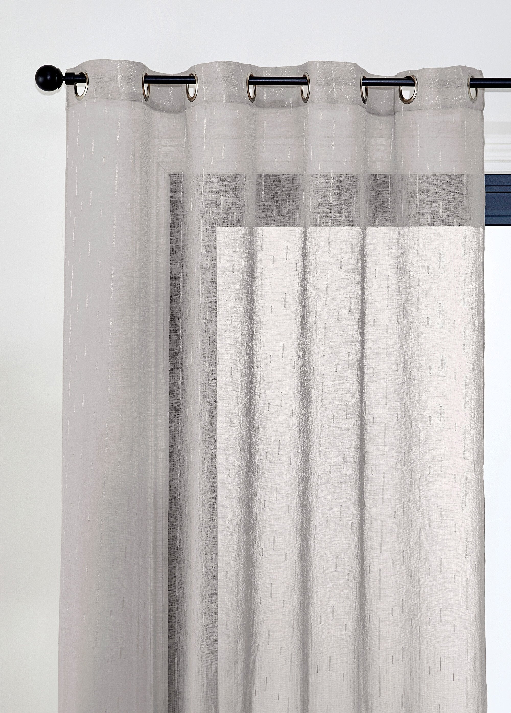 Panel_de_lino_con_hilos_cortados_y_acabado_de_ojales._Lino_FA1_slim