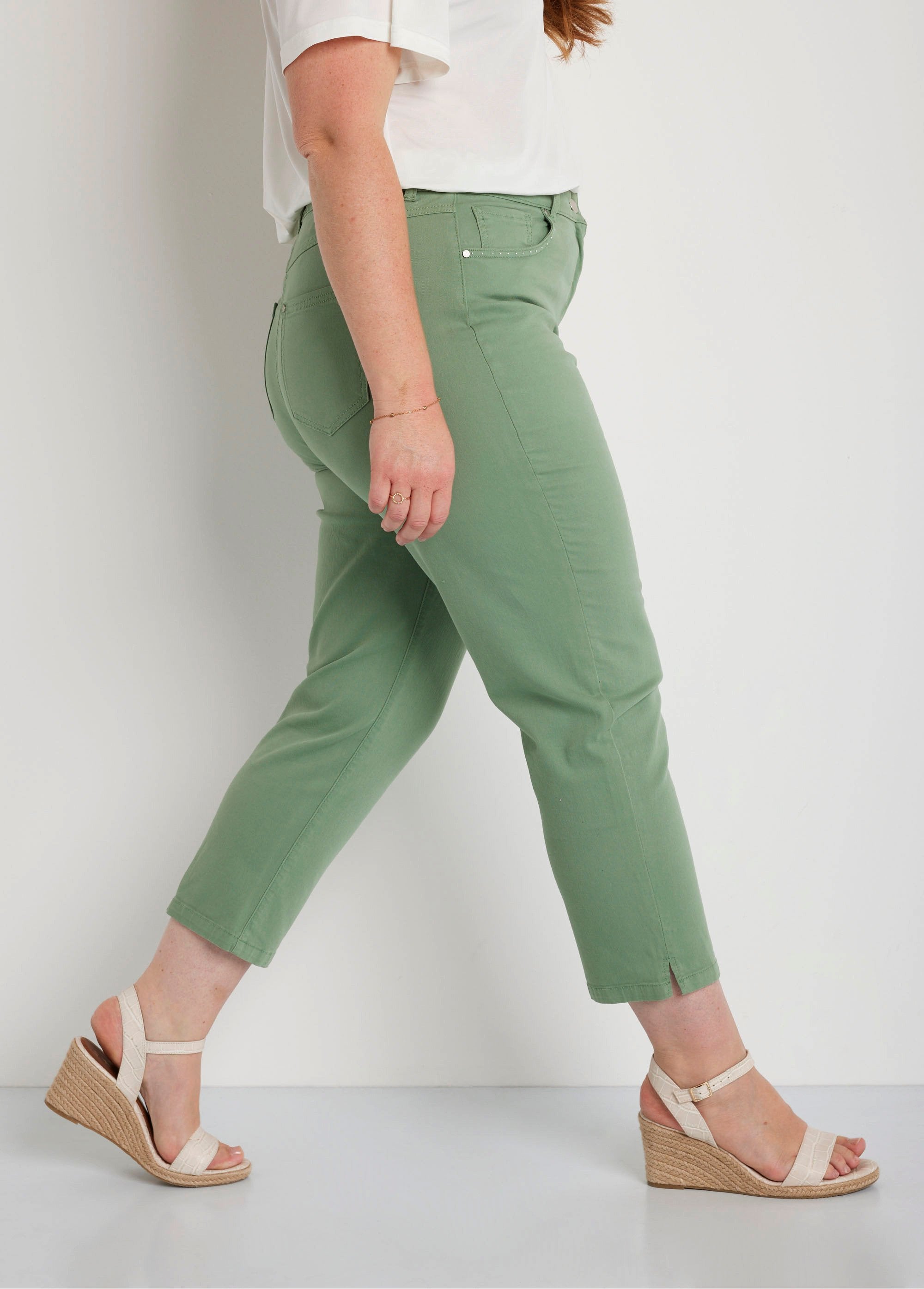 Pantalón_cropped_con_cinturón_elástico_y_5_bolsillos_Tilo_DR1_curvy