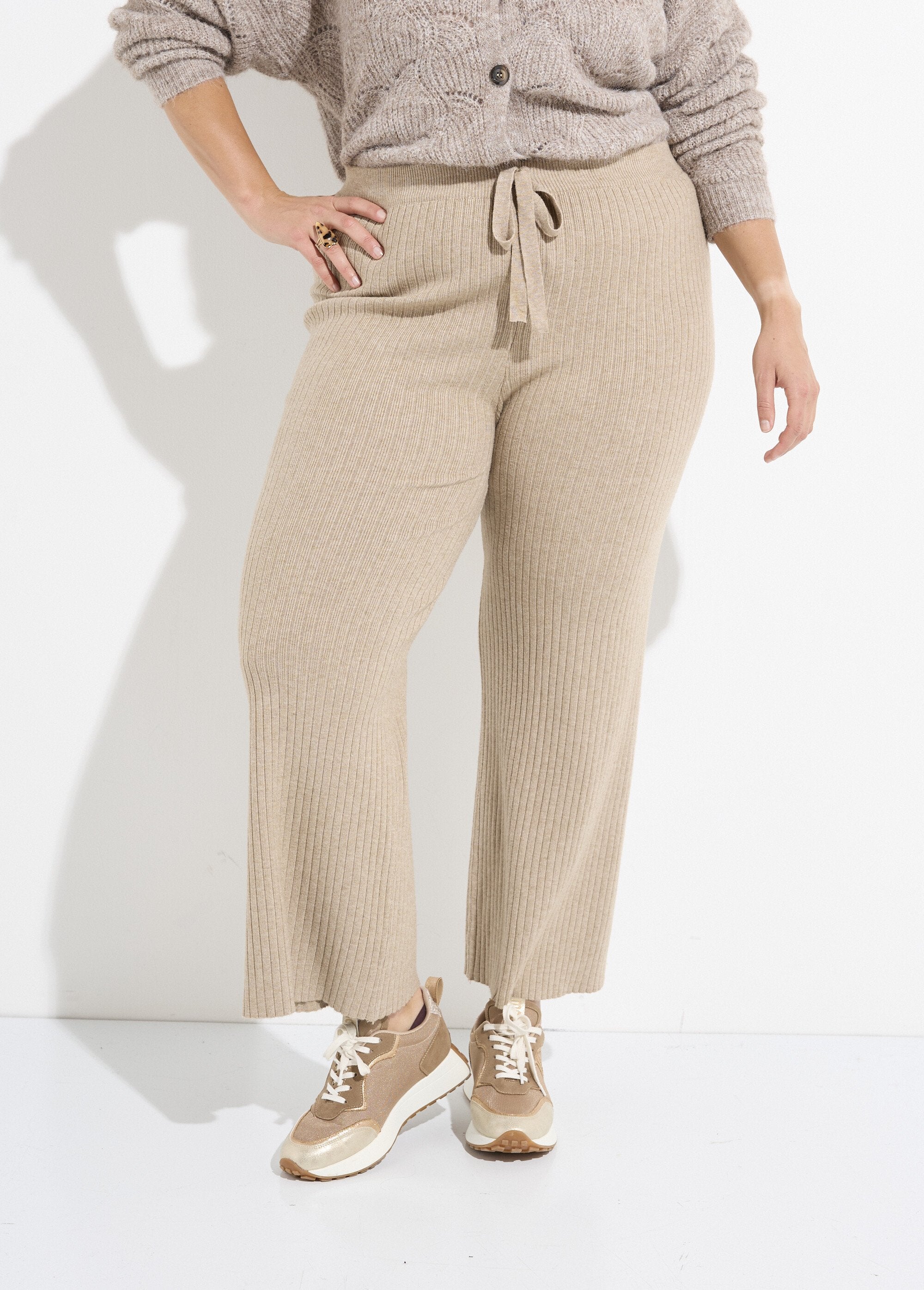 Pantalón_de_punto_cómodo,_corte_ancho._Beige_FA1_curvy