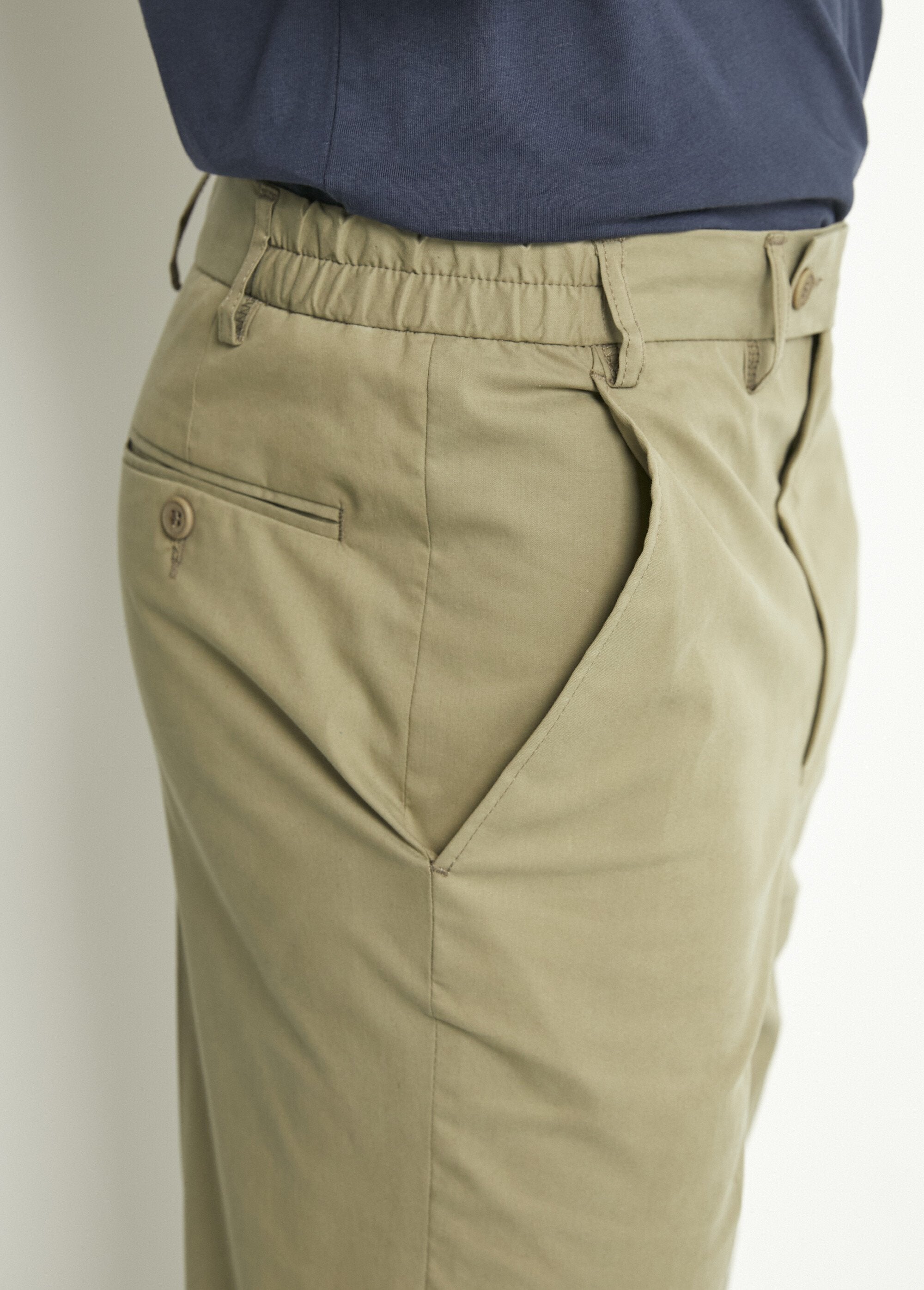 Pantalón_recto_con_cinturón_elástico_cómodo._Caqui_DE1_slim