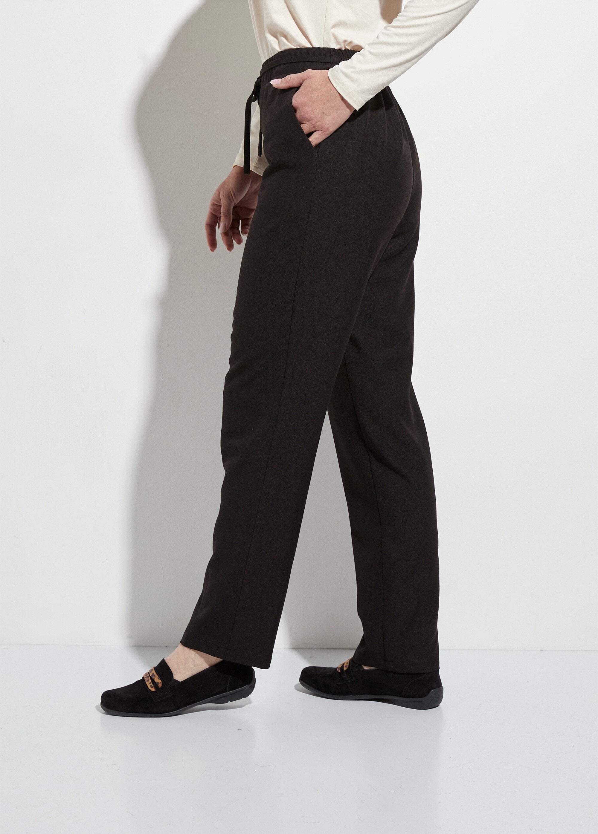 Pantalón_recto_con_cintura_elástica_3/4_Negro_DR1_slim