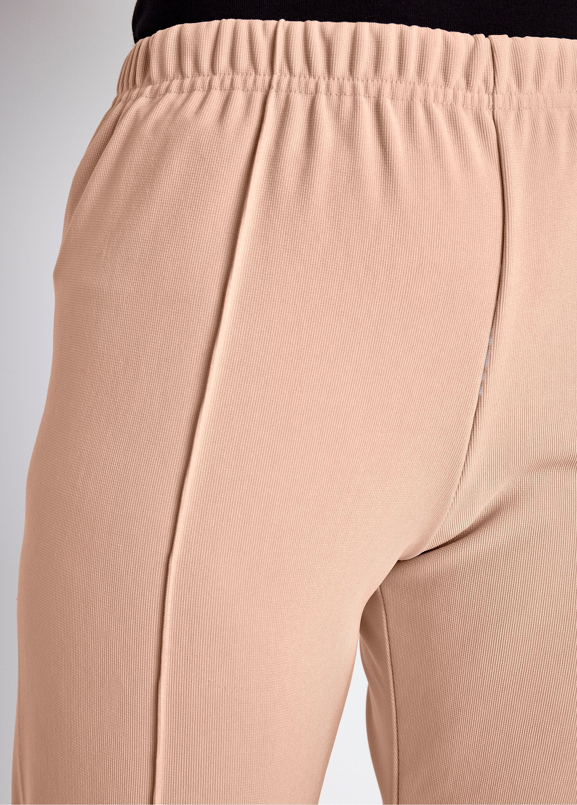 Pantalón_recto_con_cintura_elástica_y_punto_canalé_Beige_DE1_slim