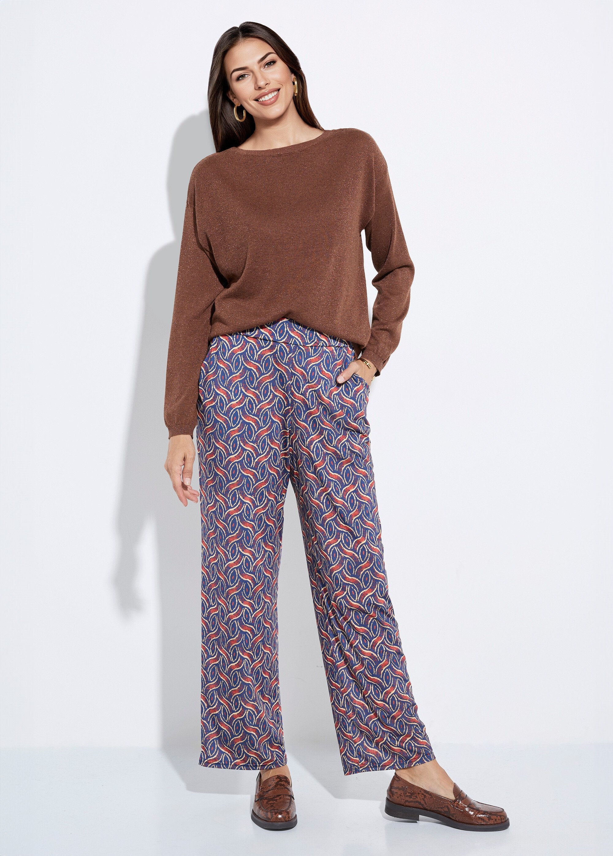Pantalón_ancho_fluido_con_estampado_étnico_Azul_marino_y_ladrillo_SF1_slim