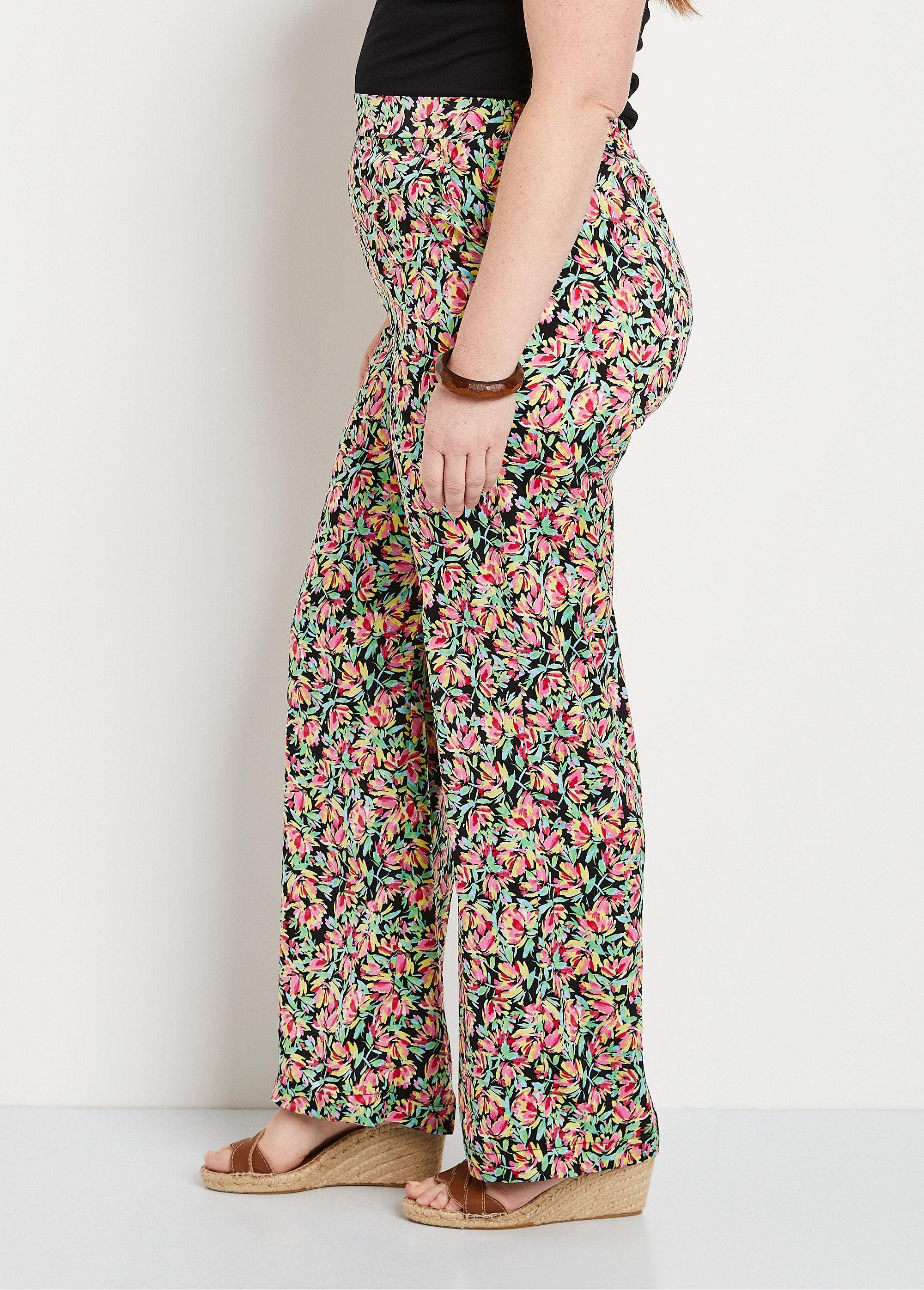 Pantalón_raso_floral_cintura_semielástica_verde_y_rosa_DR1_curvy