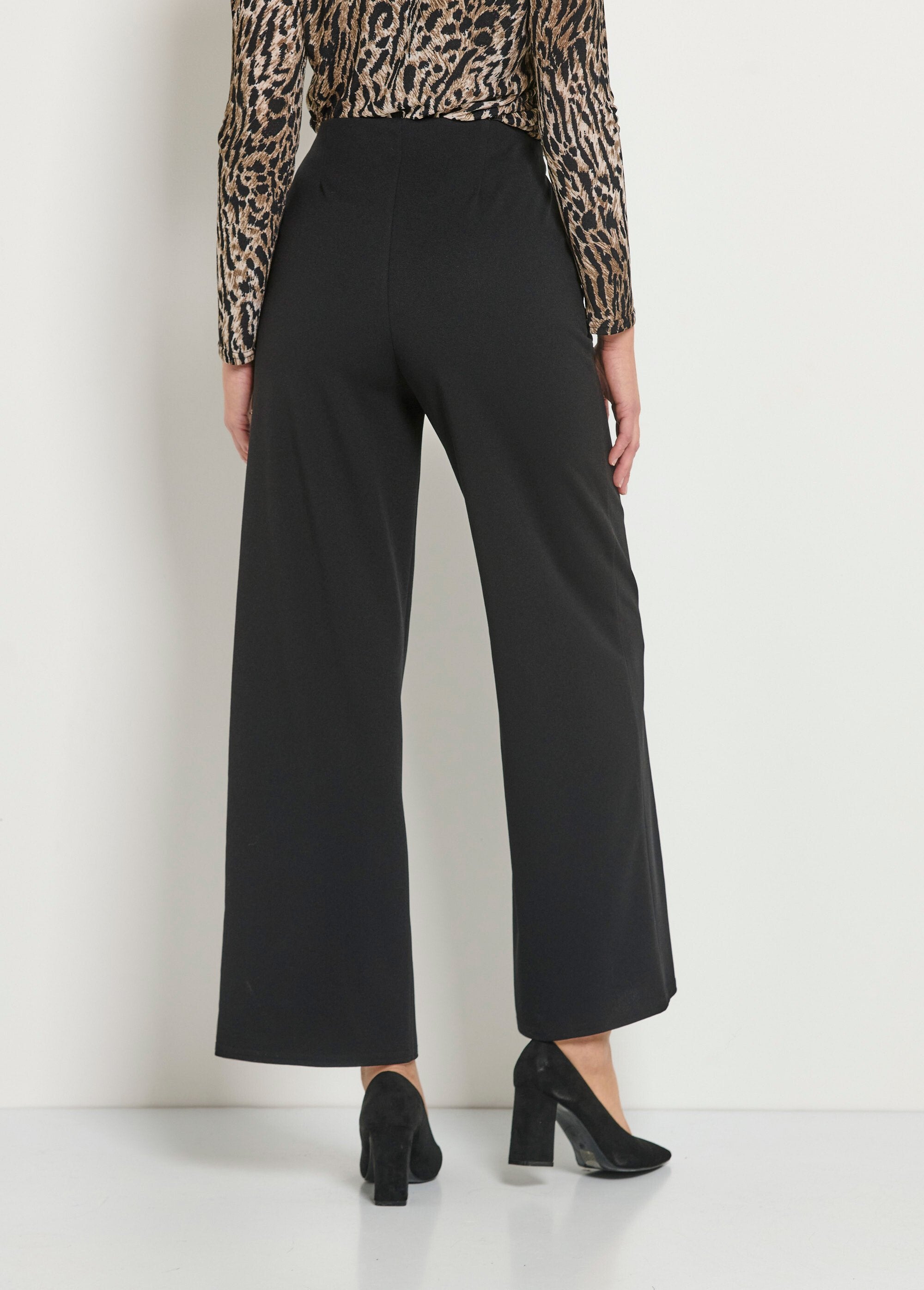 Pantalón_ancho_con_hebilla_metálica_en_la_cintura._Negro_DO1_slim