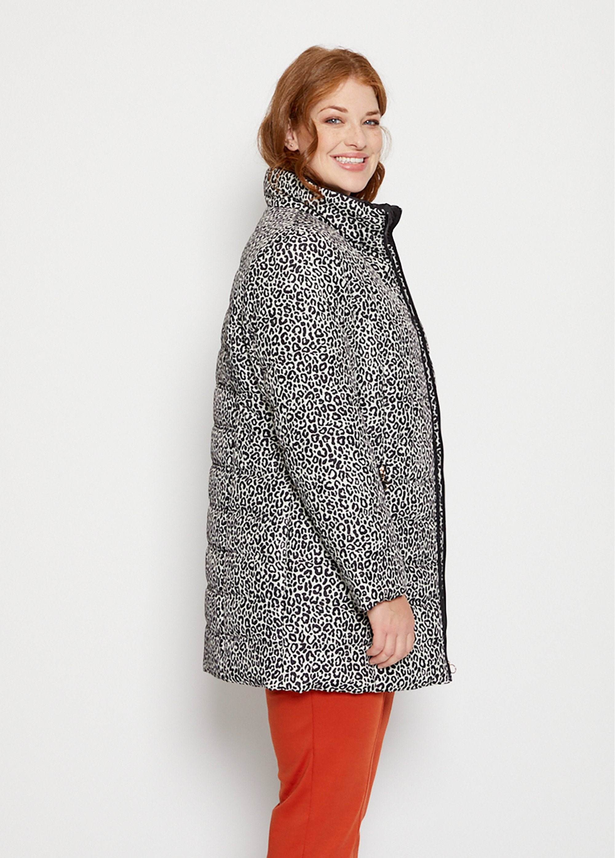 Parka_acolchada_con_estampado_de_leopardo_Natural_y_negro_DR1_curvy