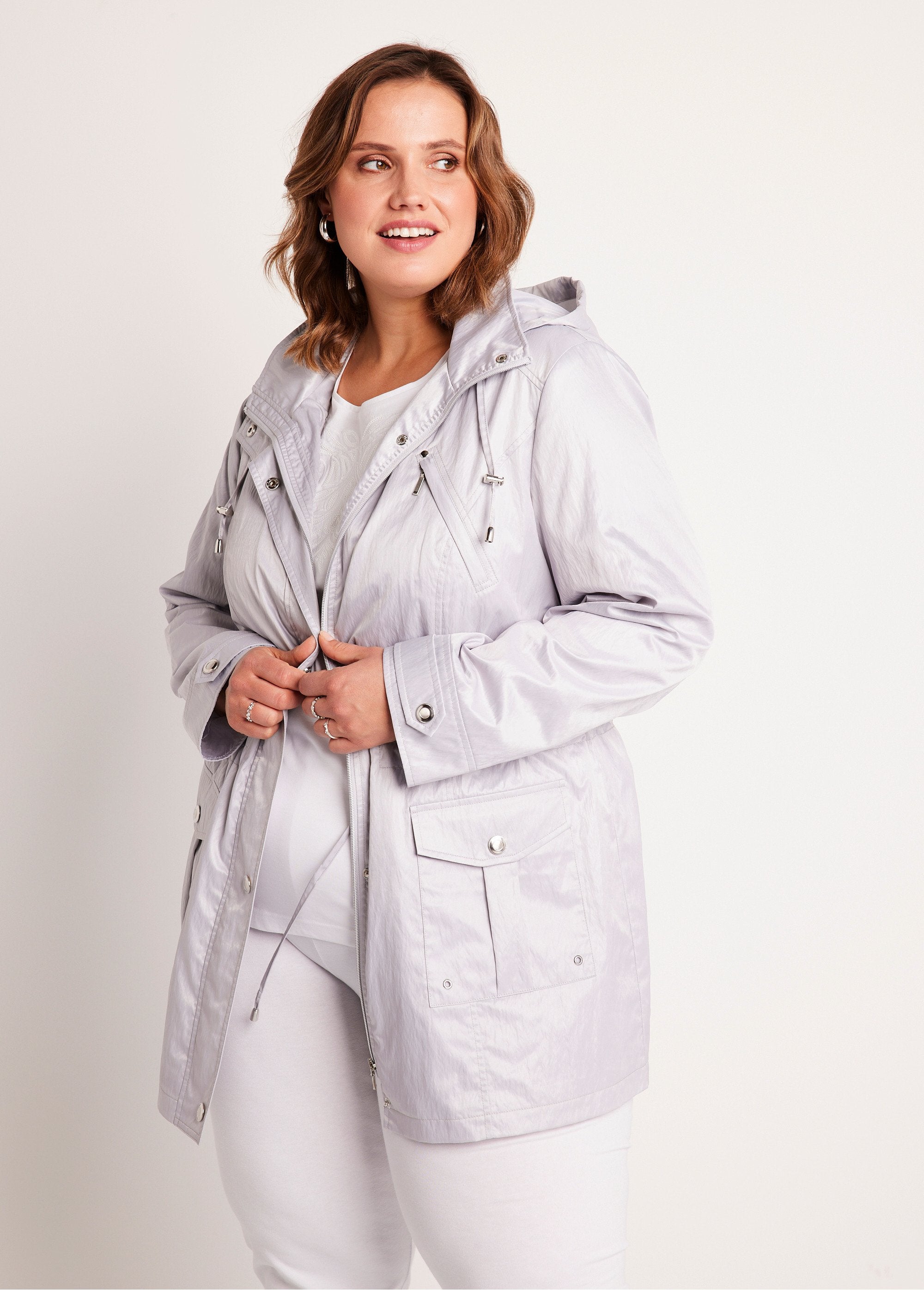 Parka_con_cremallera_y_botones_automáticos_Gris_plateado_FA1_curvy