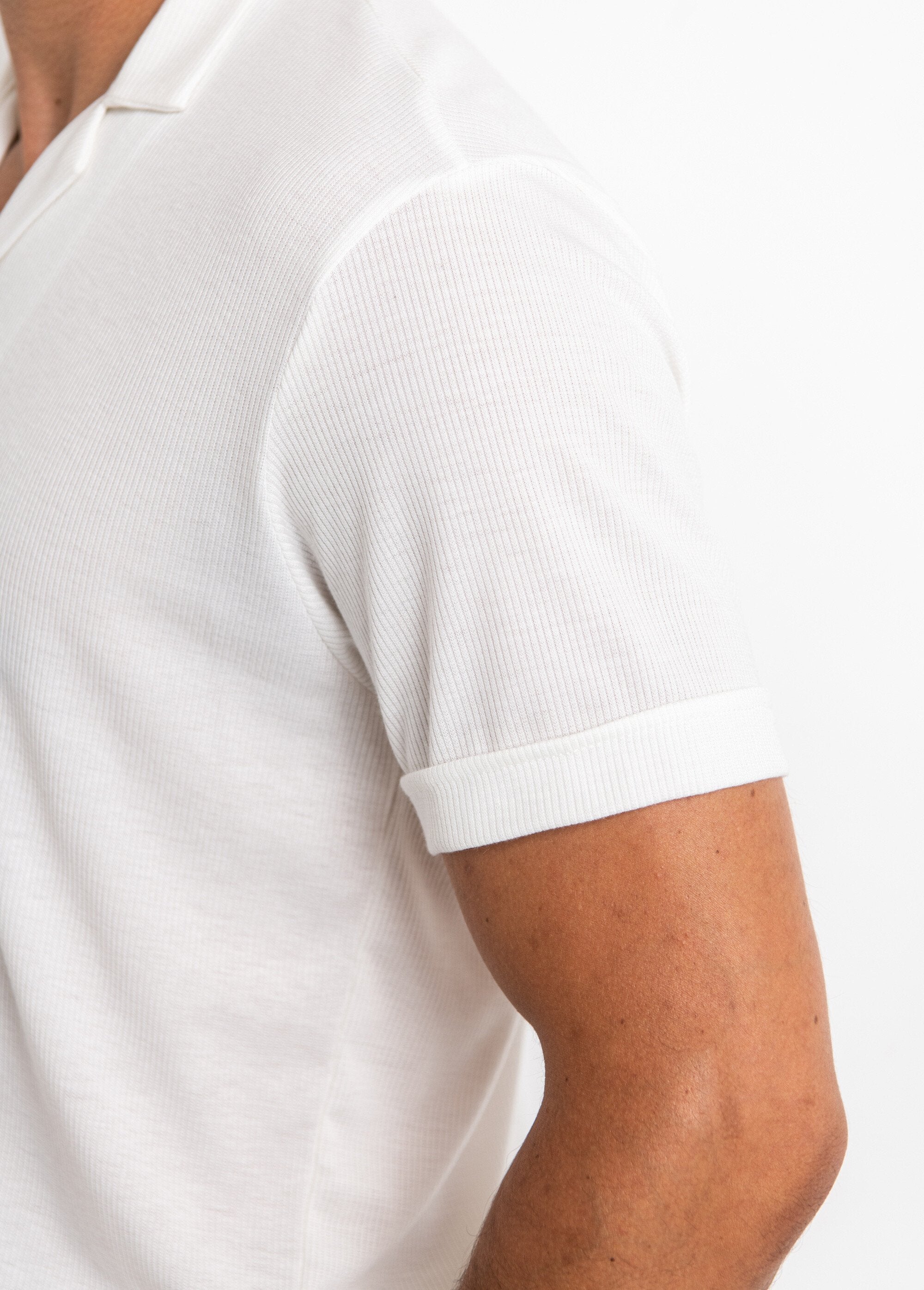 Polo_estilo_camisero_punto_canalé_fino_Blanco,_Blanca_DE2_slim