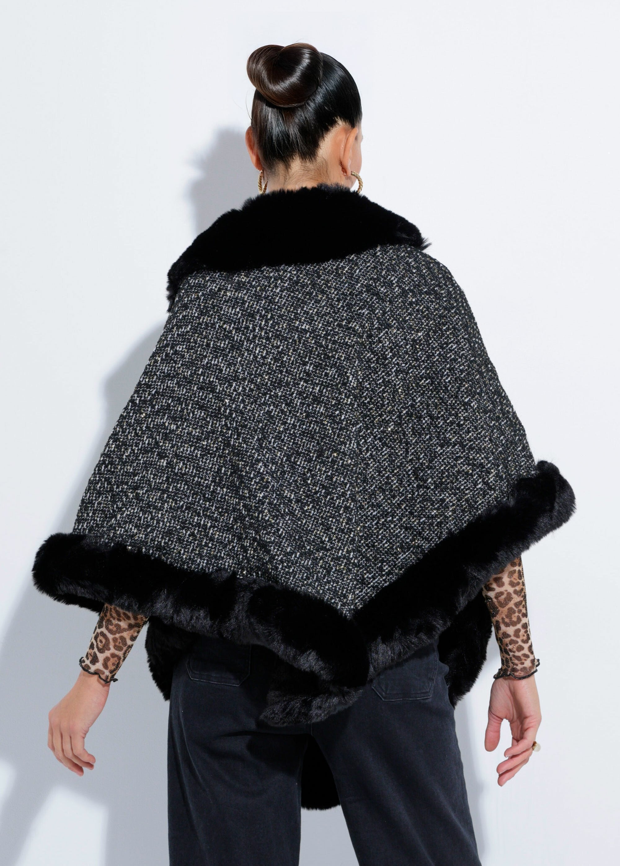 Poncho_cape_à_carreaux_détails_fourrure_Noir_DO1_slim