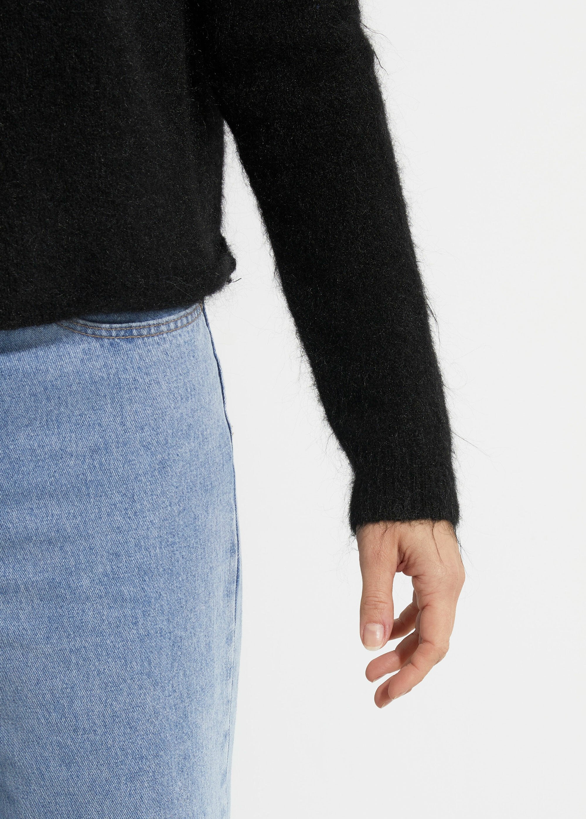 Suéter_de_lana_con_detalle_de_encaje_en_la_espalda_Negro_DE1_slim