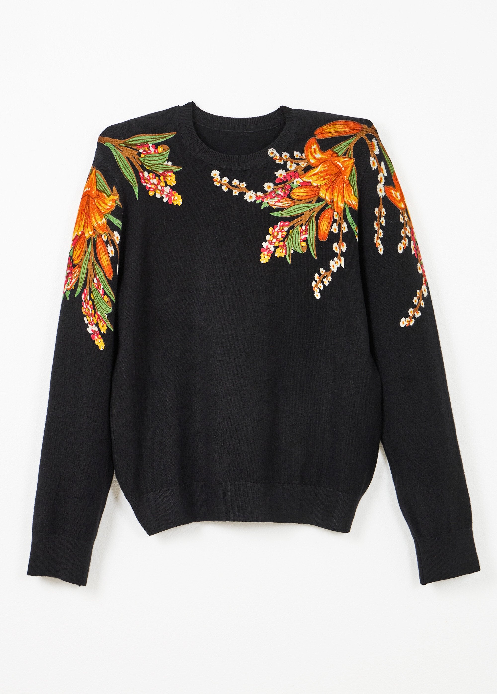 Suéter_cálido_de_manga_larga_con_estampado_floral_y_cuello_redondo_Negro_AP1_slim
