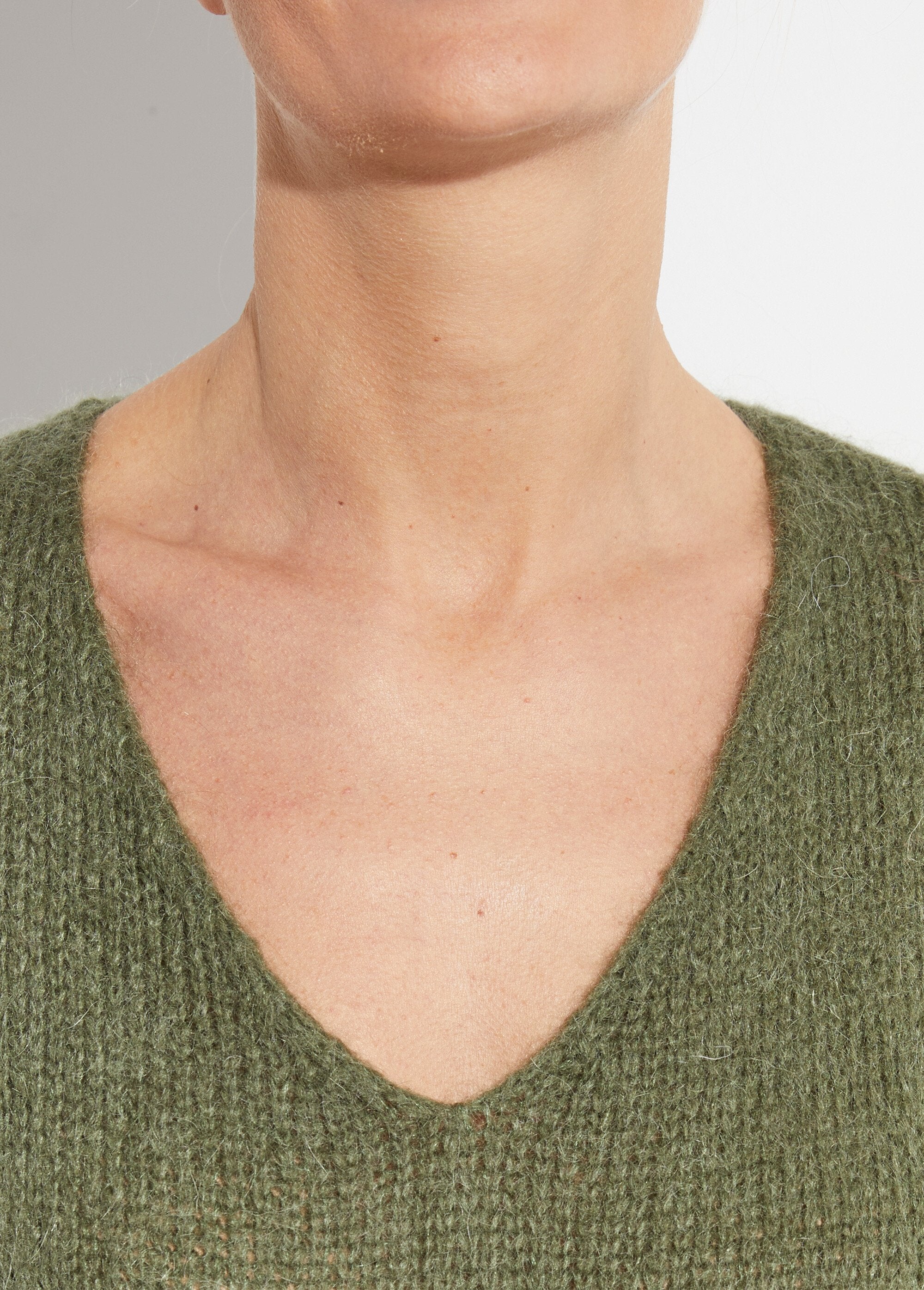 Suéter_de_punto_cálido_con_cuello_en_V_y_mohair_Caqui_DE1_slim