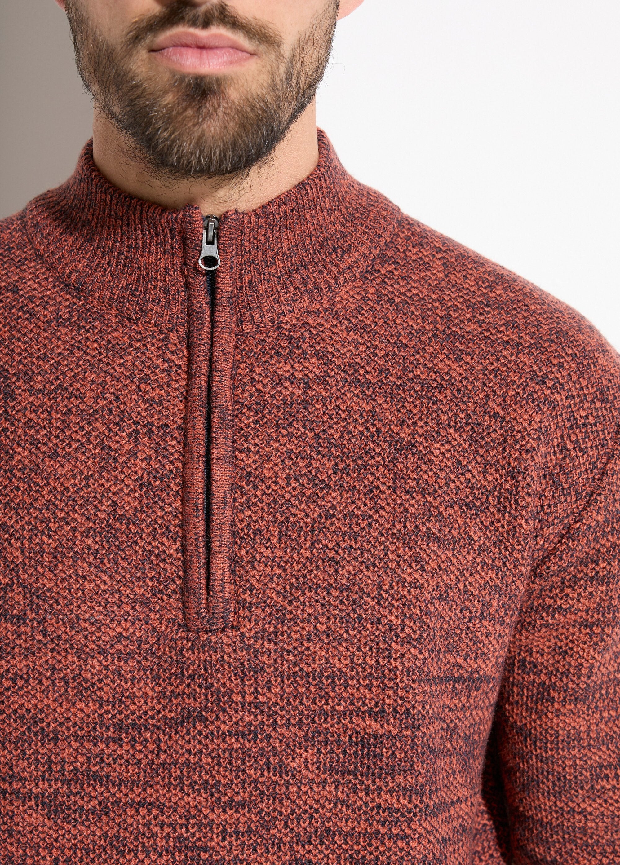 Suéter_de_cuello_alto_con_cremallera_en_punto_de_lana_jaspeada_Ladrillo_DE1_slim