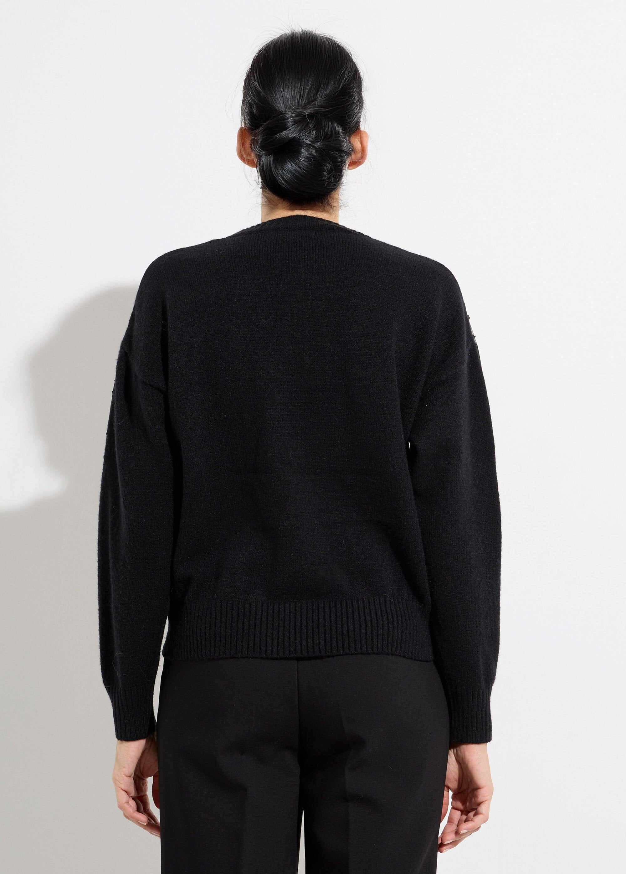 Suéter_de_cuello_redondo_con_perlas_y_pedrería_brillante._Negro_DO1_slim