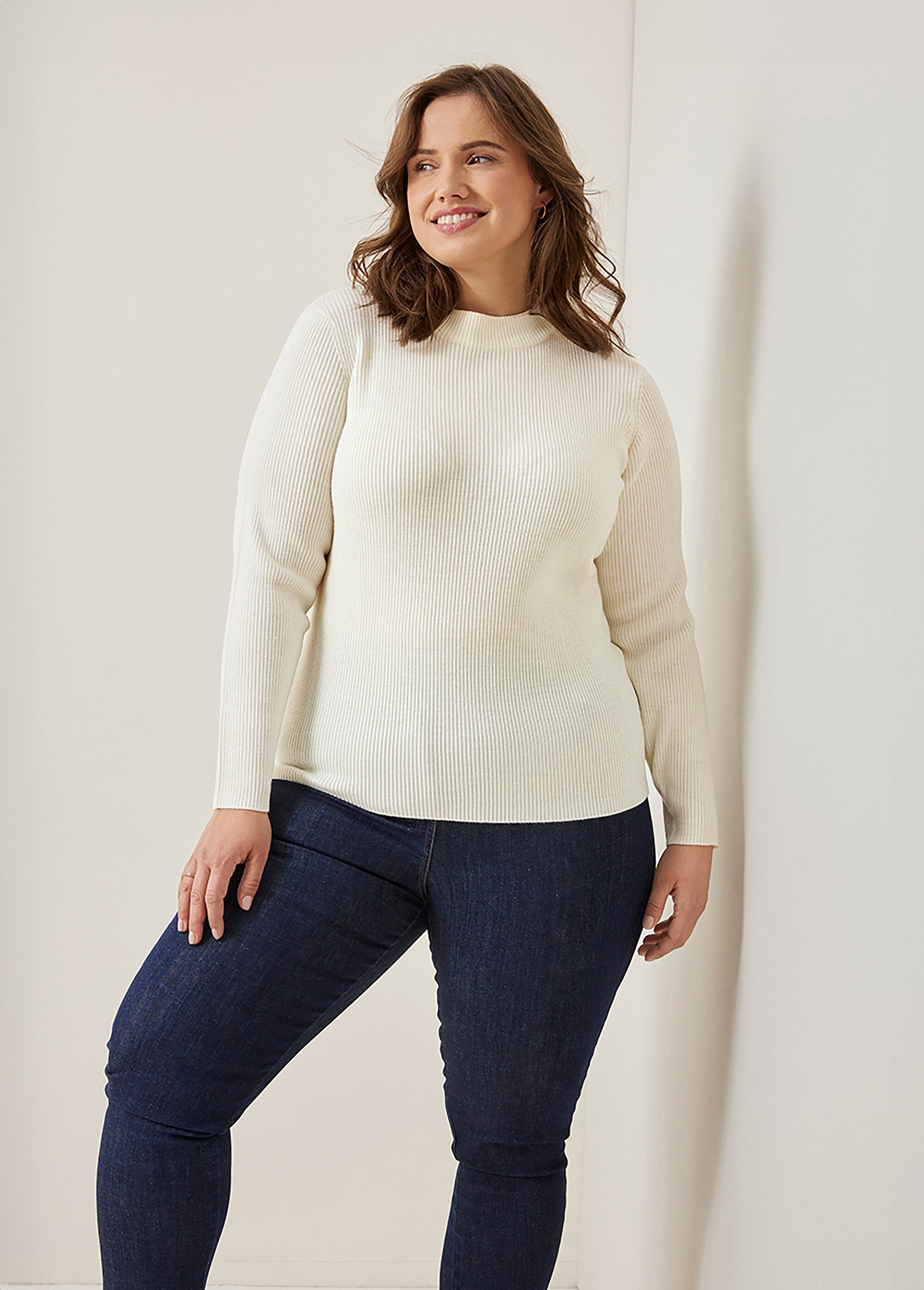 Jersey_corto_de_punto_canalé_con_cuello_alto_Crudo_FA1_curvy