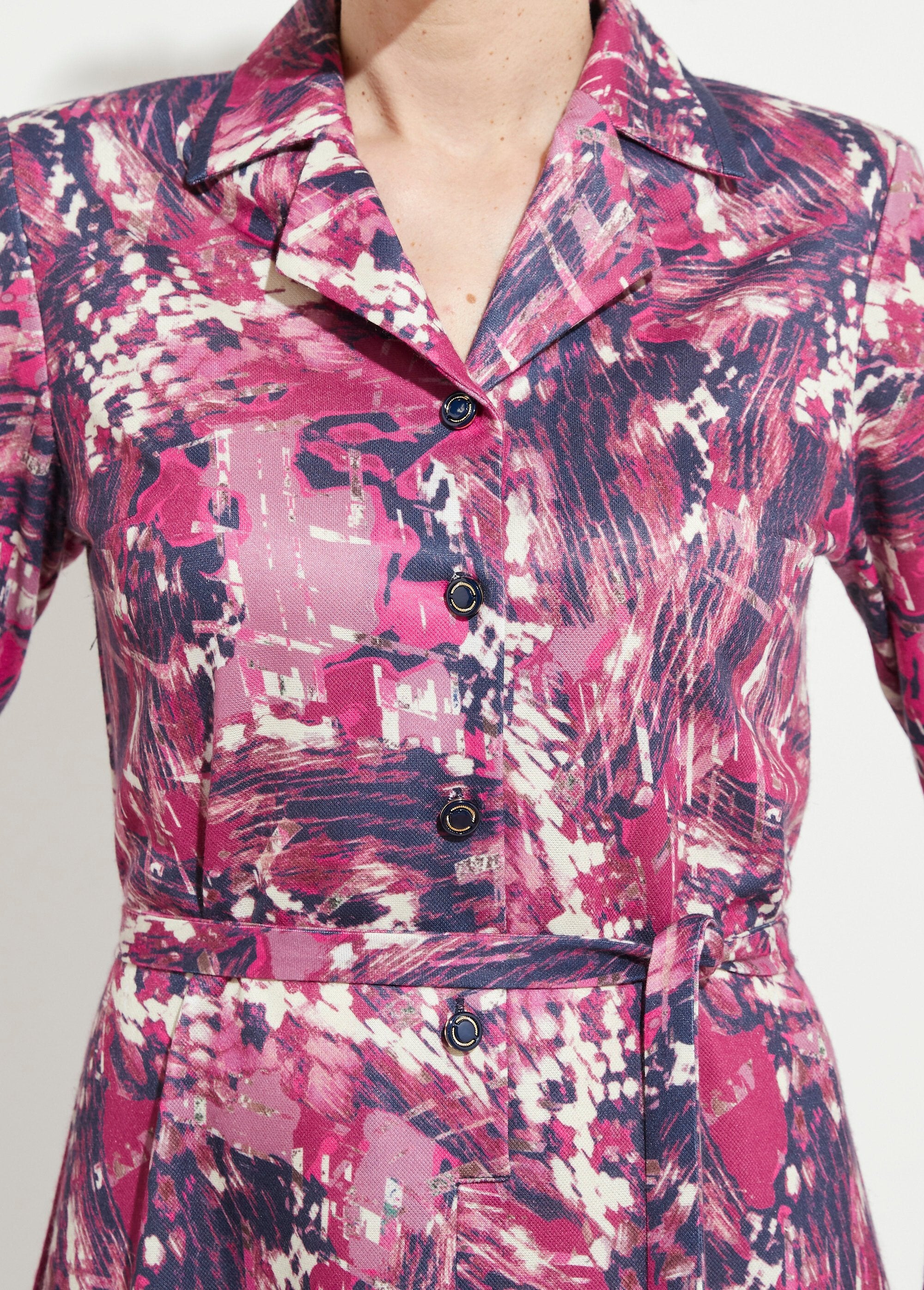 Robe_boutonnée_col_tailleur_mi_longue_imprimée_Rose_et_marine_DE1_slim