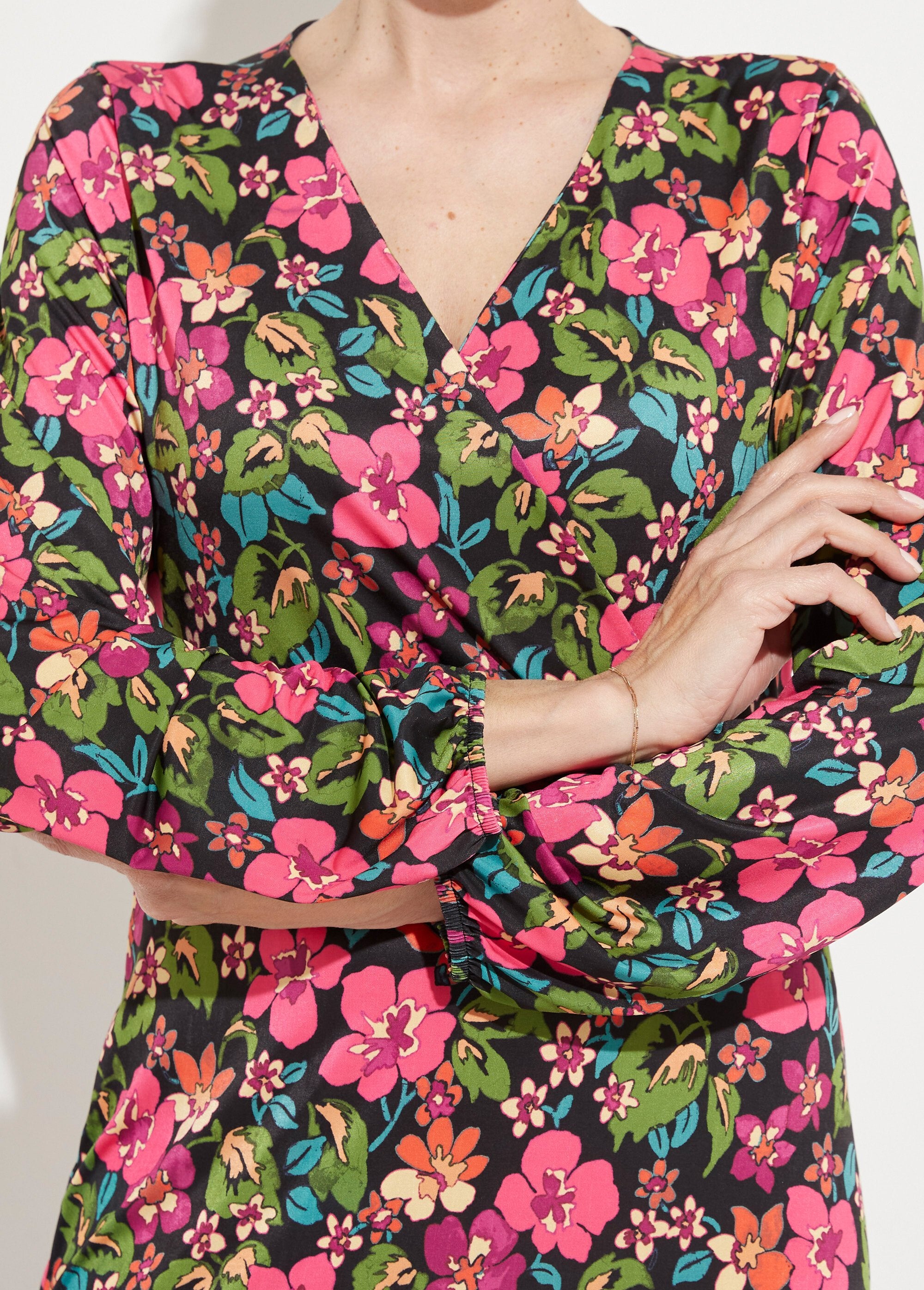 Vestido_cruzado_corto_y_acampanado_con_estampado_floral_Negro_y_fucsia_DE1_slim