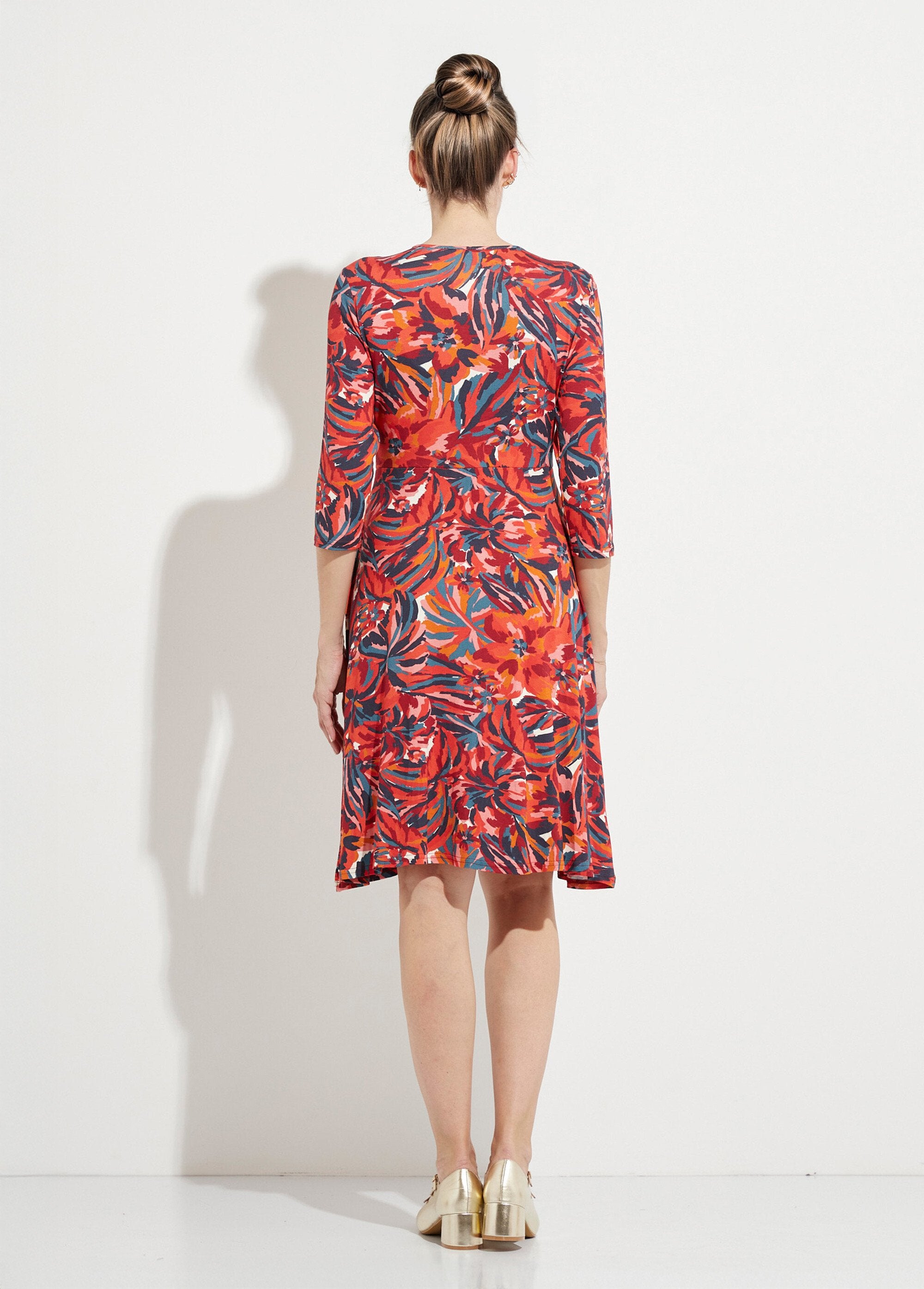 Vestido_corto_cruzado_con_mangas_3/4_y_estampado_floral_Estampado_de_tomates_DO1_slim