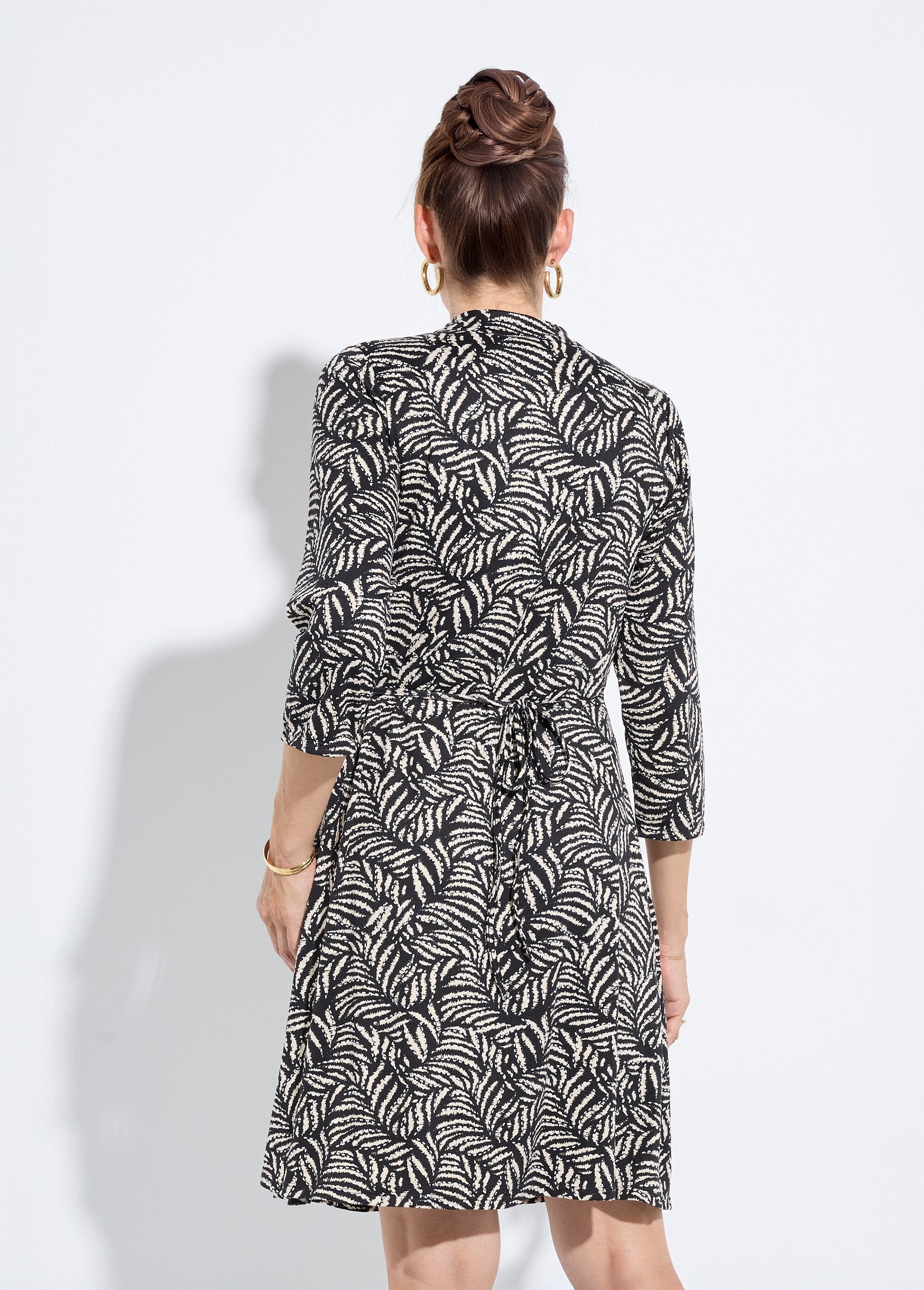 Vestido_cruzado_fluido_con_estampado_de_follaje_Negro_y_crudo_DO1_slim